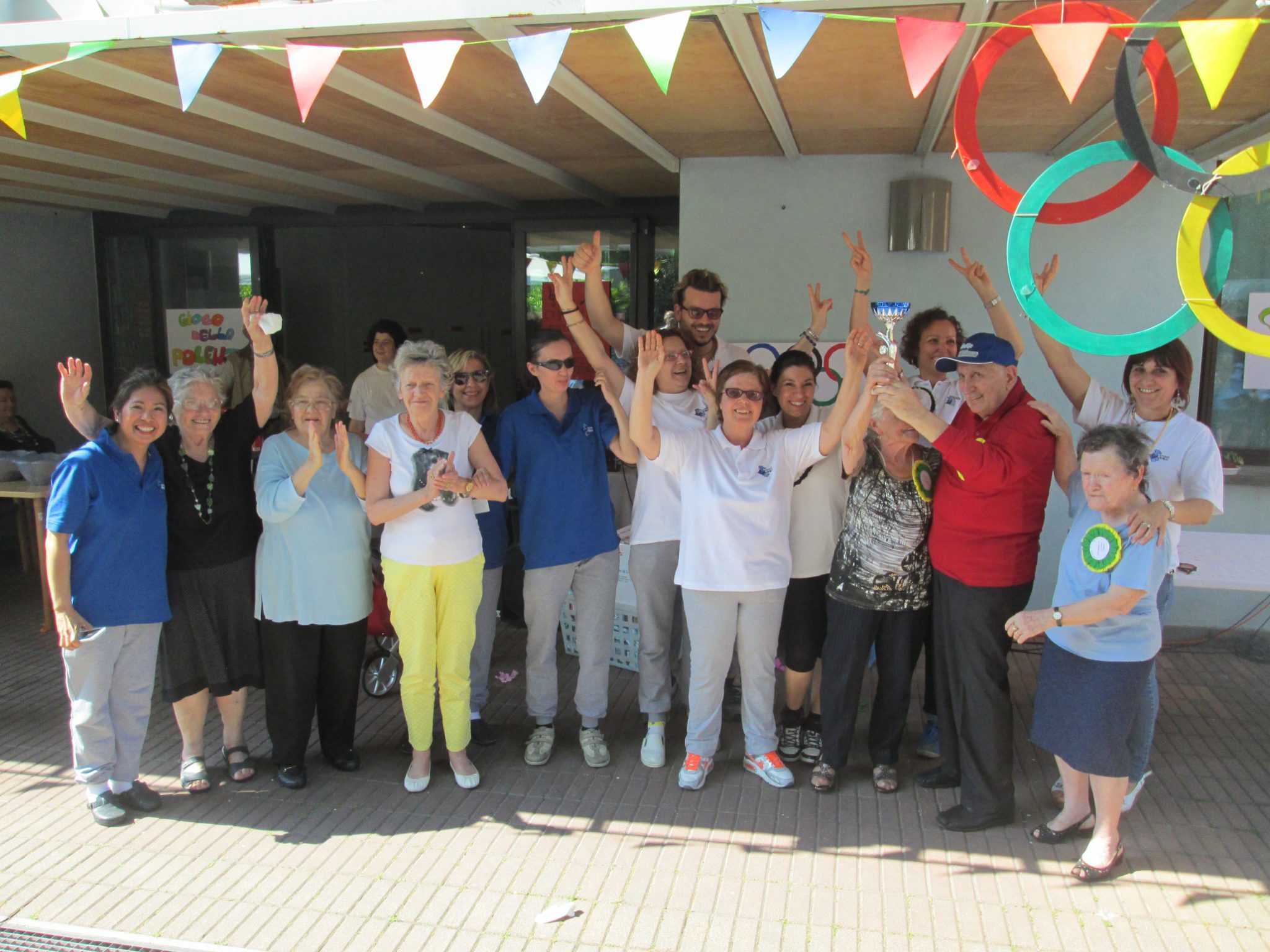 Un'immagine che ritrae gruppo sociale, comunità, jeans, ricreazione e tempo libero.