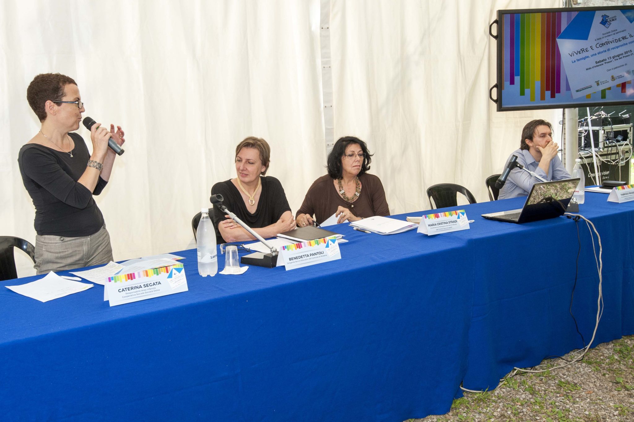 Un'immagine che ritrae mobilia, tavolo, evento, microfono e sedia.