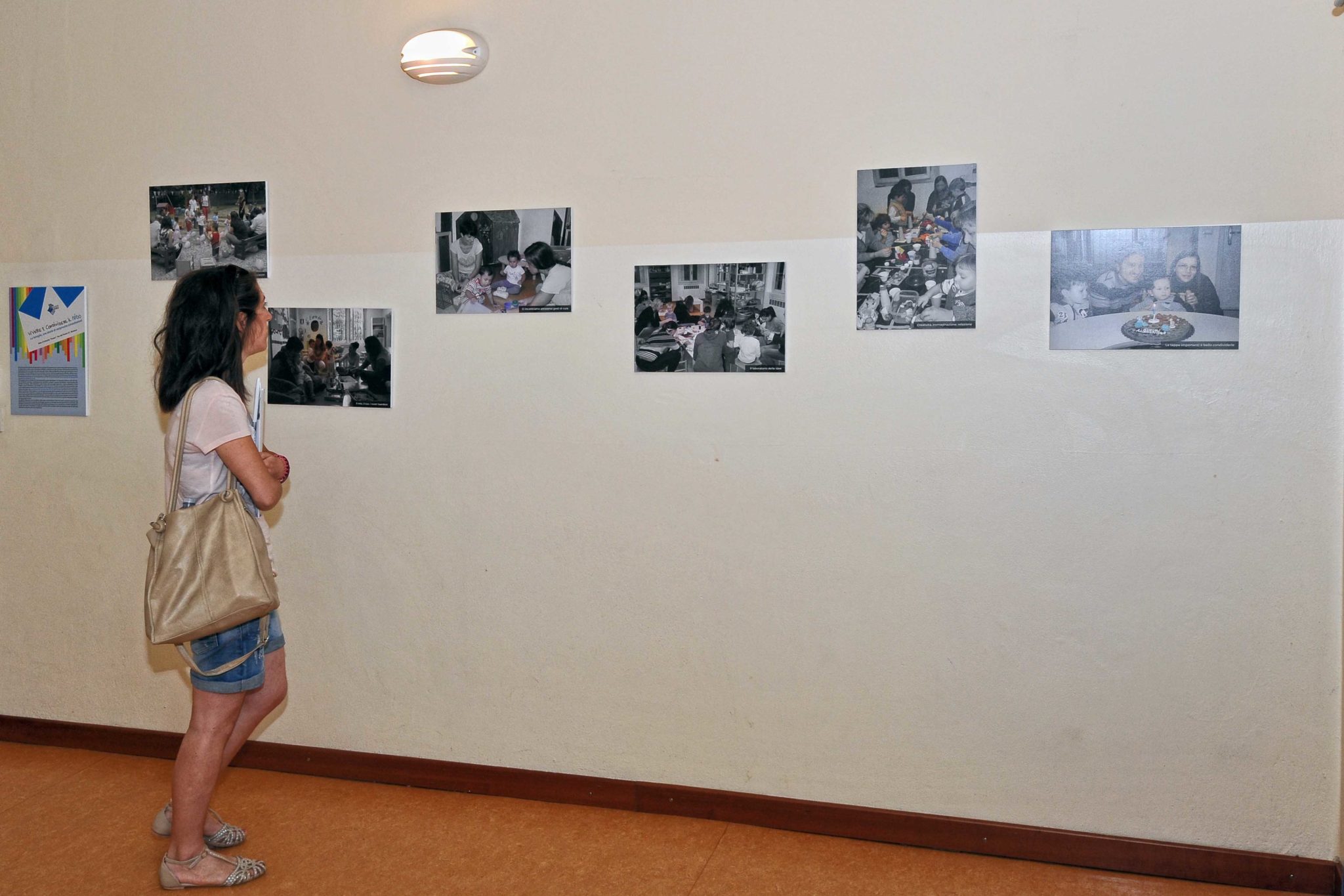 Un'immagine che ritrae pavimentazione, parete, pavimento, evento e mostra.