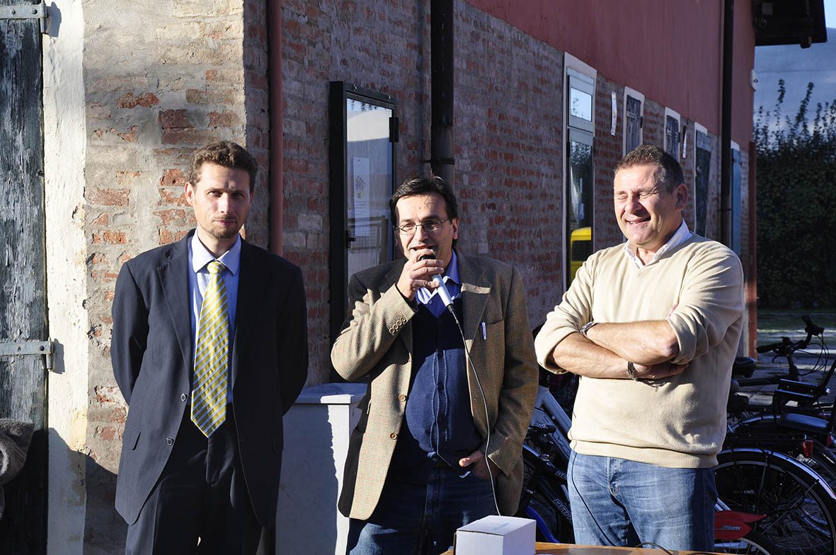 Un'immagine che ritrae pantaloni, capispalla, in piedi, collare e blazer.