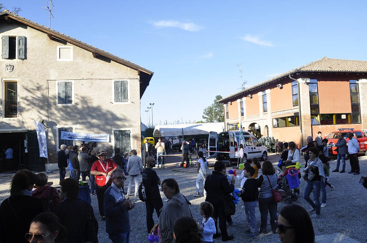 Un'immagine che ritrae città, spazio pubblico, pedonale, folla e palo.
