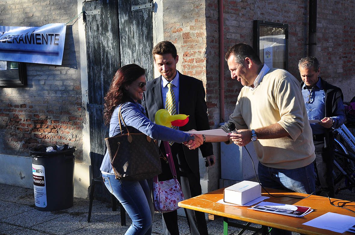 Un'immagine che ritrae pantaloni, capispalla, jeans, scarpa e borsa.