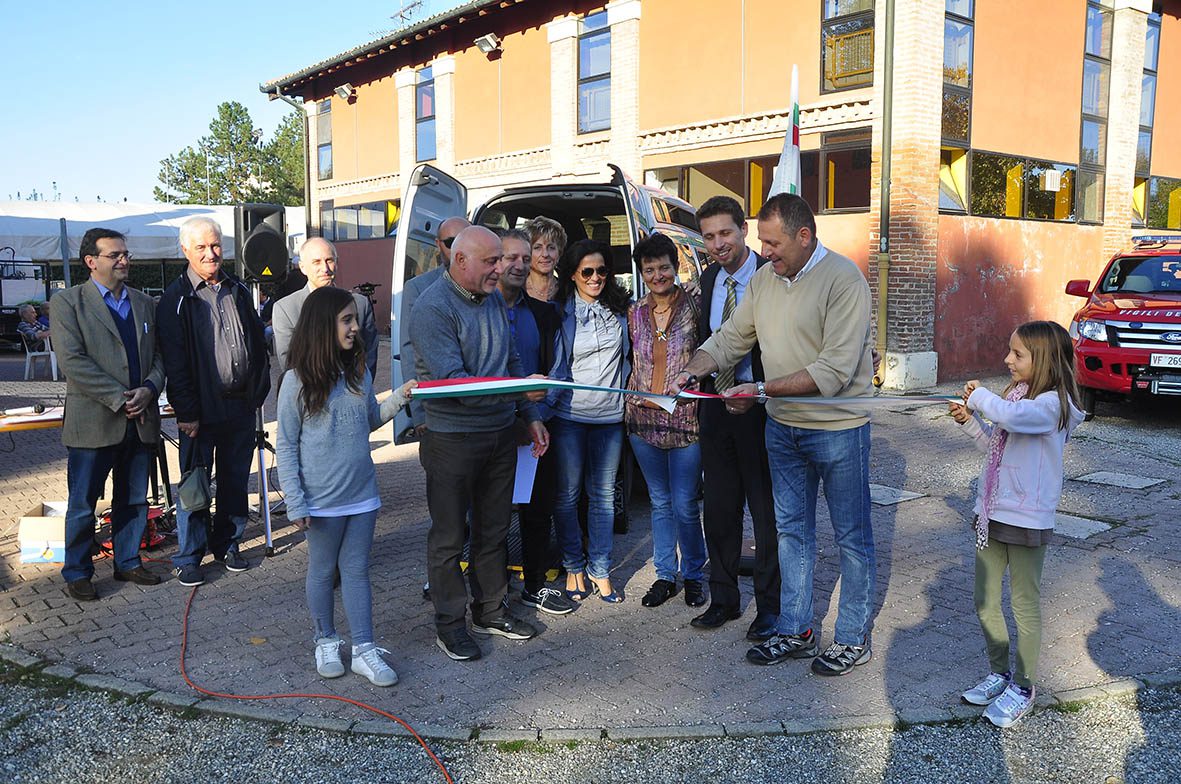 Un'immagine che ritrae sorriso, pantaloni, jeans, auto familiare e veicolo sportivo utilitario.