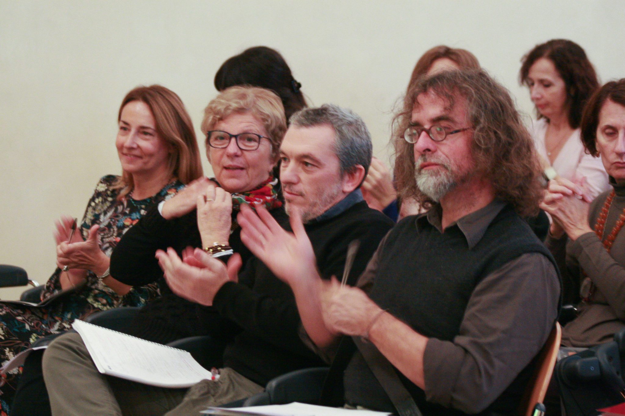 Un'immagine che ritrae persone, capelli, occhiali, cura della vista e gruppo sociale.