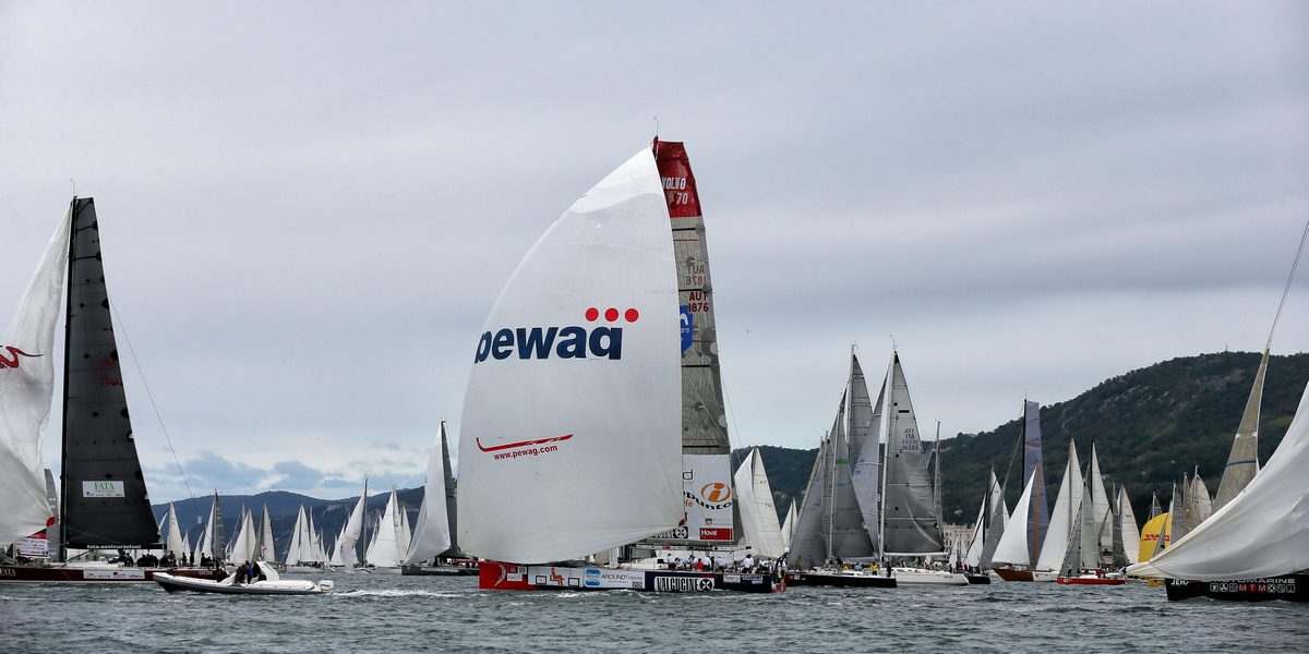 Un'immagine che ritrae barca, vela, barca a vela, imbarcazioni e navigazione.