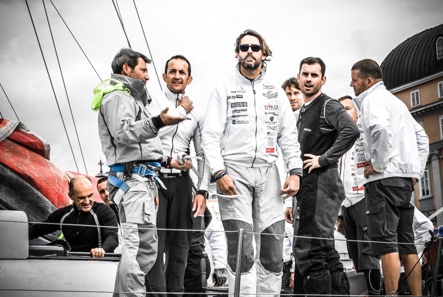 Un'immagine che ritrae sorriso, squadra, logo e equipaggio.