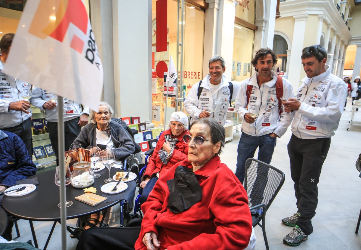 Un'immagine che ritrae capispalla, giacca, cappotto, bagagli e borse e borsa.