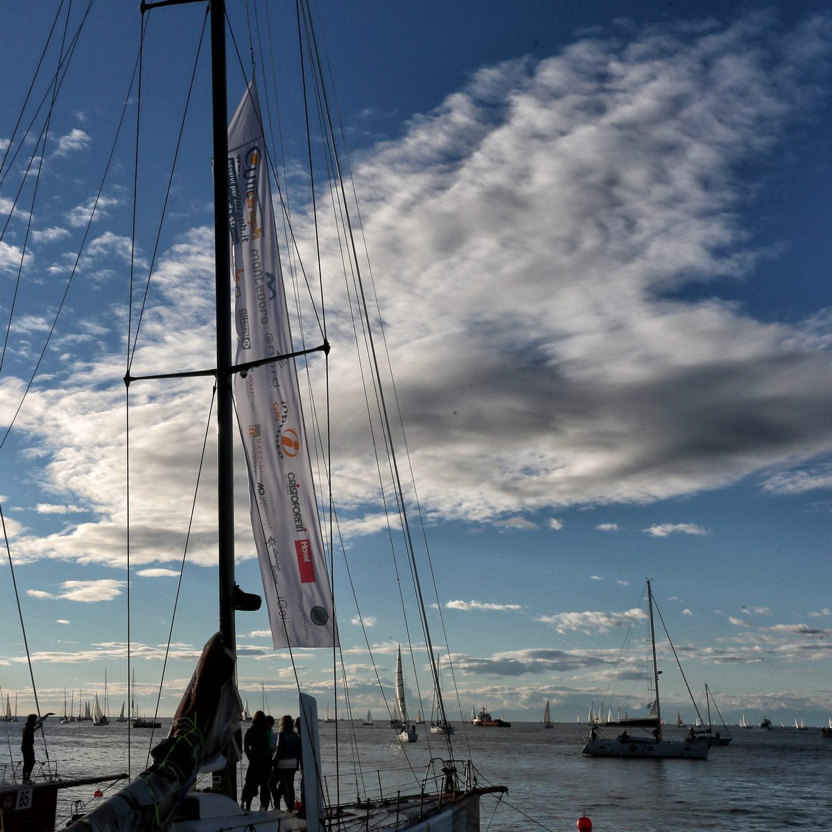 Un'immagine che ritrae cielo, barca, imbarcazioni, nuvola e barca a vela.