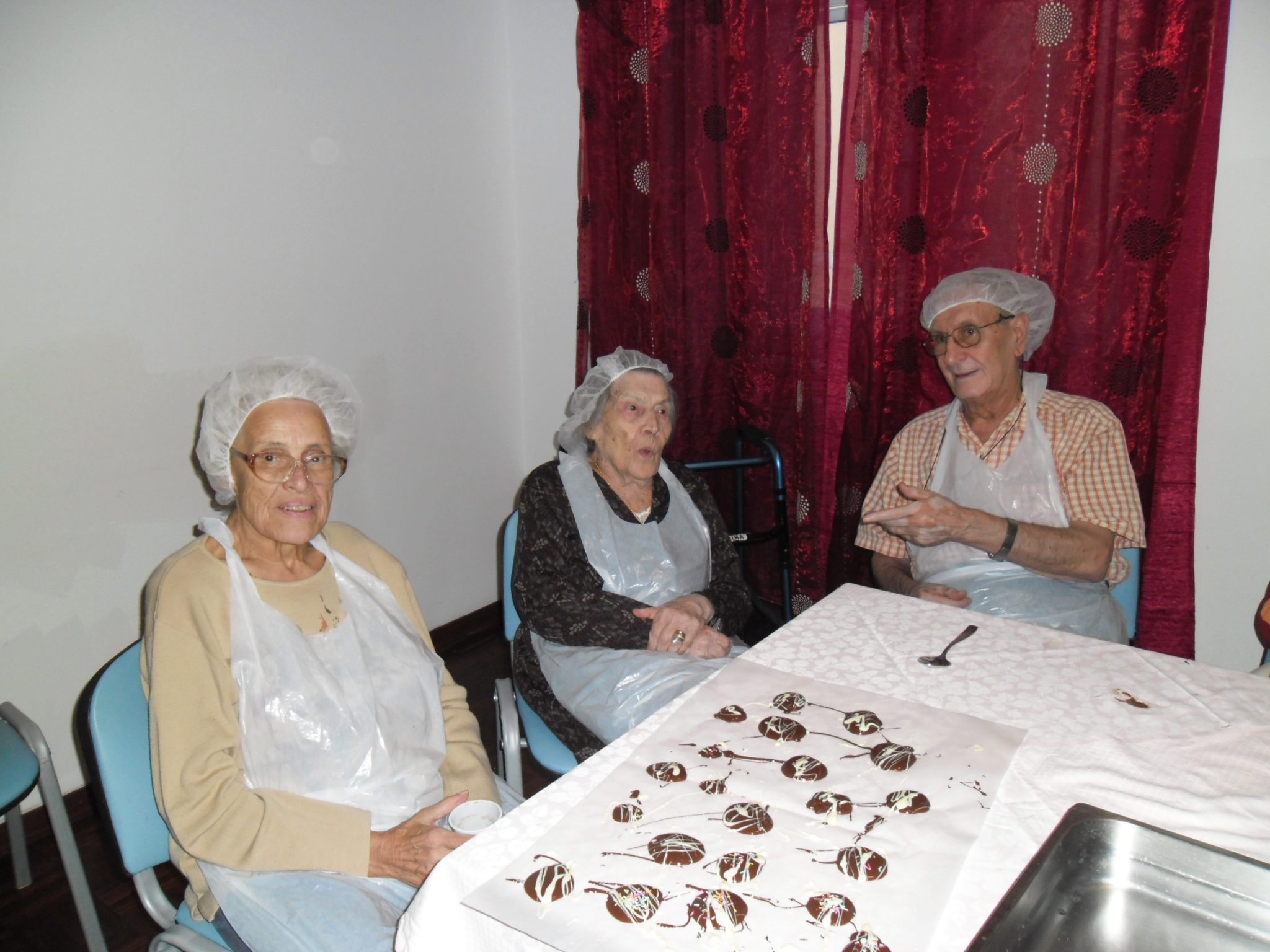 Un'immagine che ritrae mobilia, sorriso, sedia, casa di riposo e tovaglia.