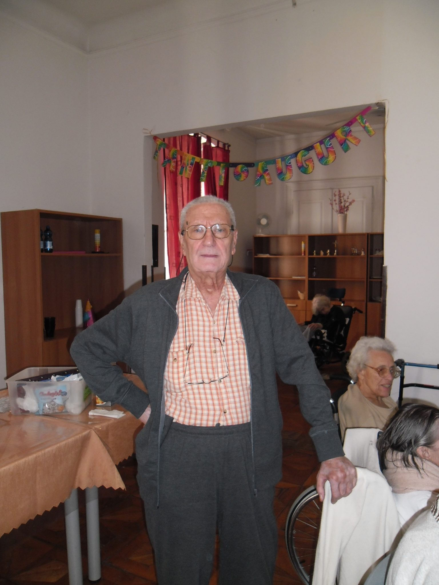 Un'immagine che ritrae occhiali, mobilia, sedia, camicia elegante e pantaloni da abito.