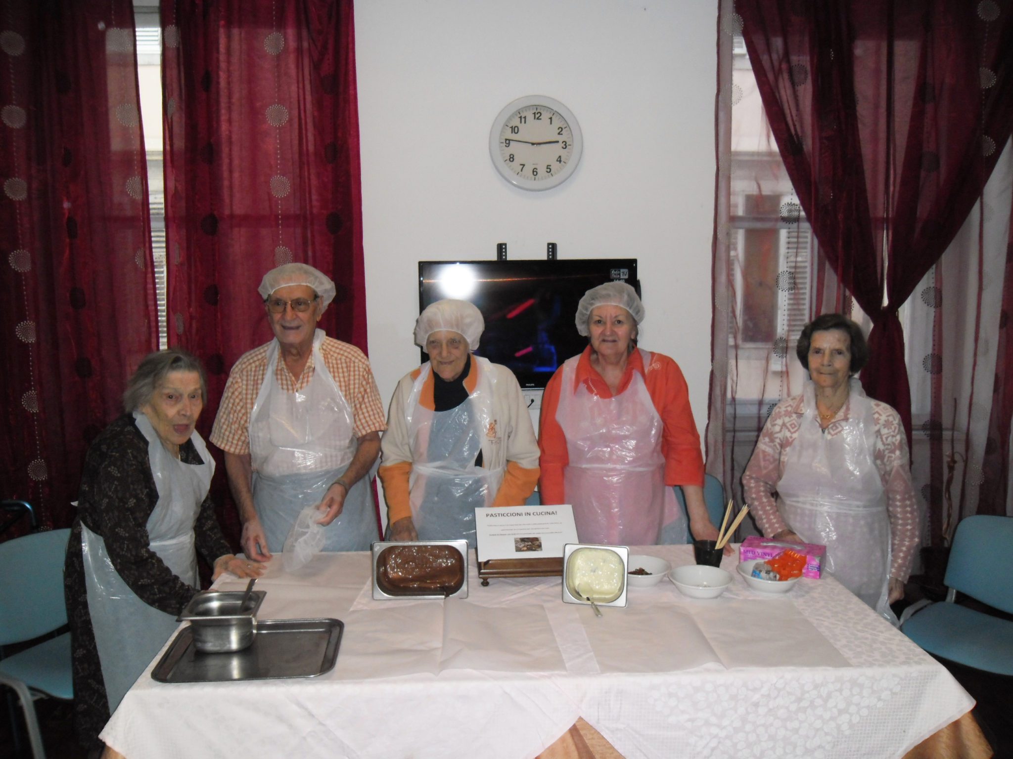 Un'immagine che ritrae mobilia, tavolo, tovaglia, camera e cibo.