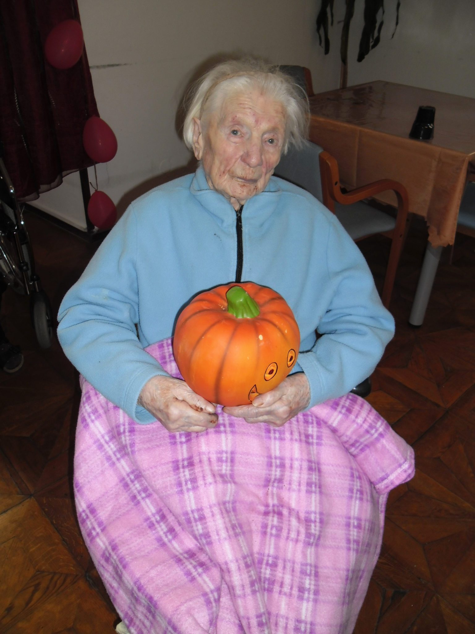 Un'immagine che ritrae sorriso, felicità, zucca, calabaza e vaso di fiori.