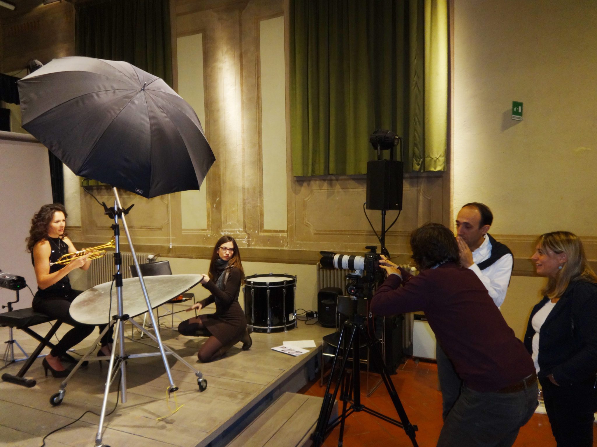 Un'immagine che ritrae treppiedi, fotocamere e ottiche, illuminazione, studio e videocamera.