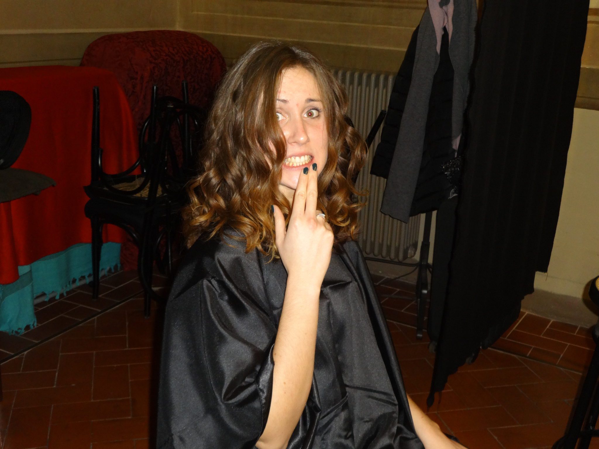 Un'immagine che ritrae acconciatura, espressione facciale, sorriso, capelli lunghi e capelli castani.