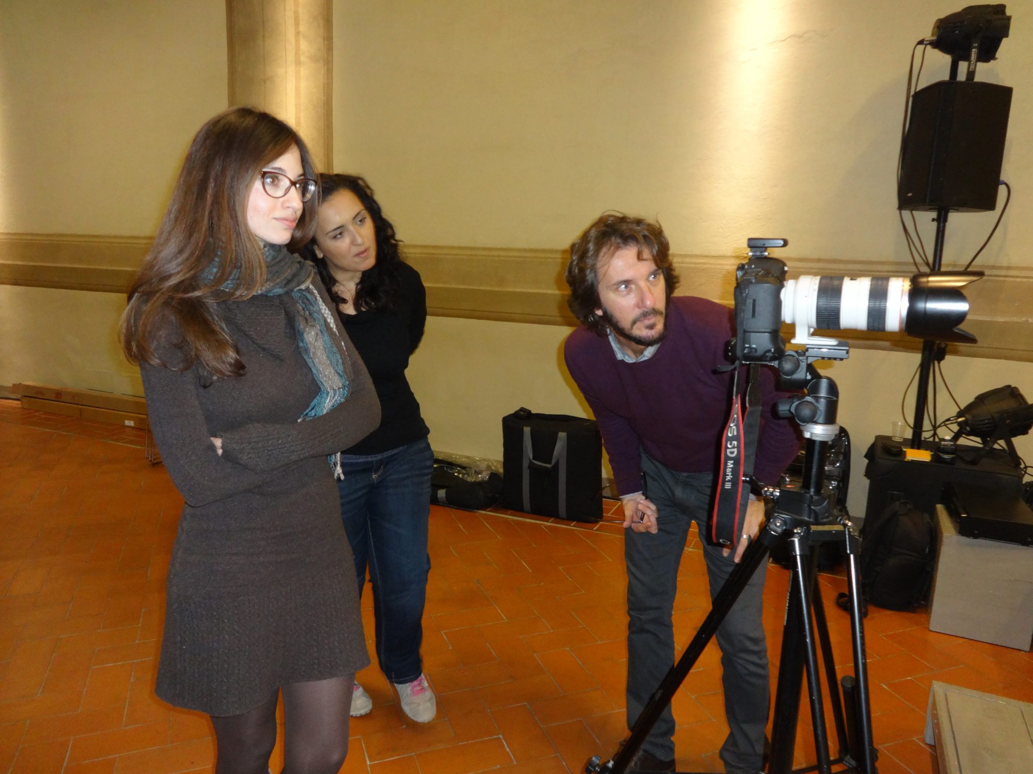 Un'immagine che ritrae fotocamere e ottiche, telecamera, pantaloni, jeans e videocamera.