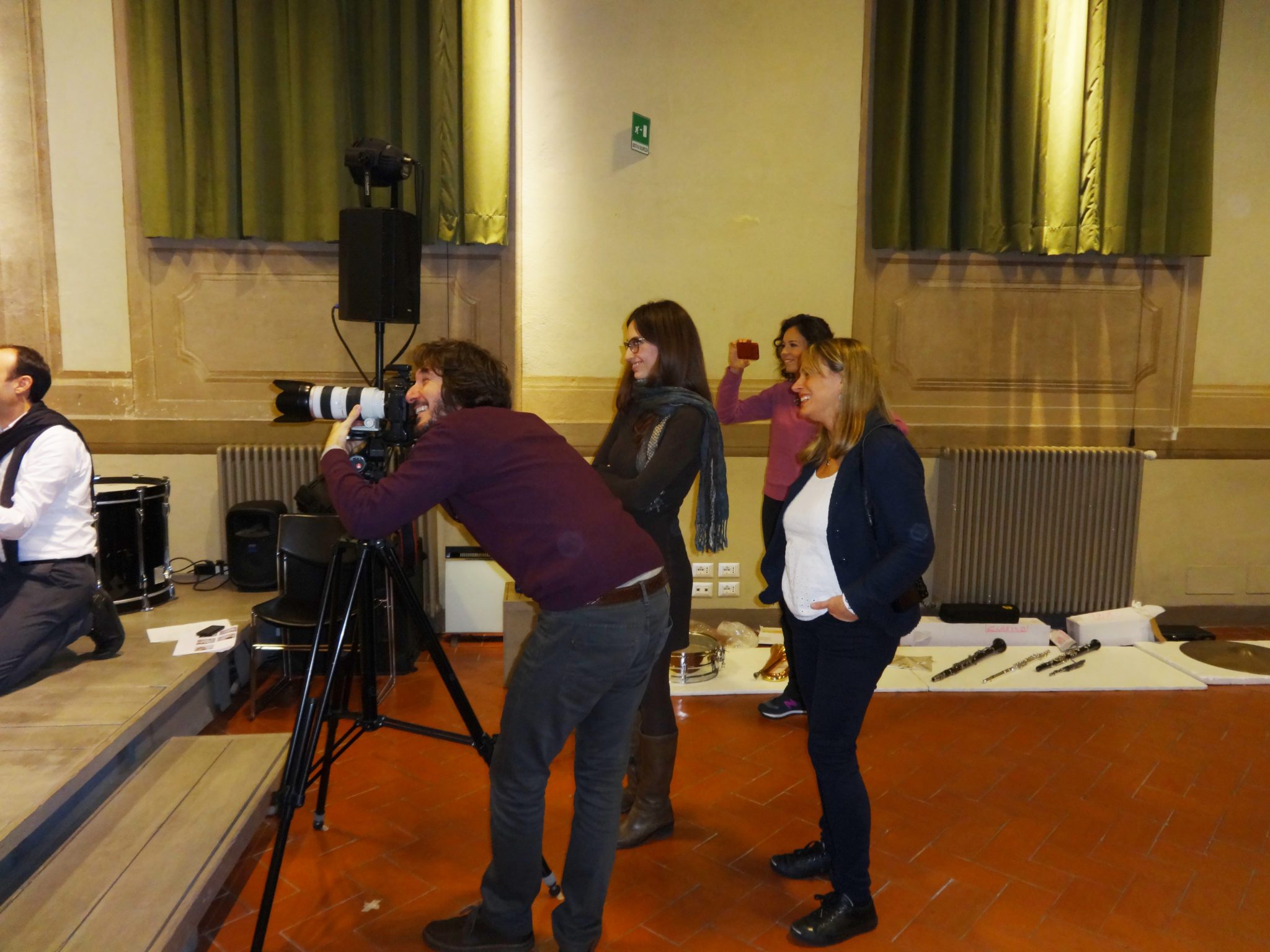Un'immagine che ritrae braccio, fotocamere e ottiche, pantaloni, capispalla e jeans.