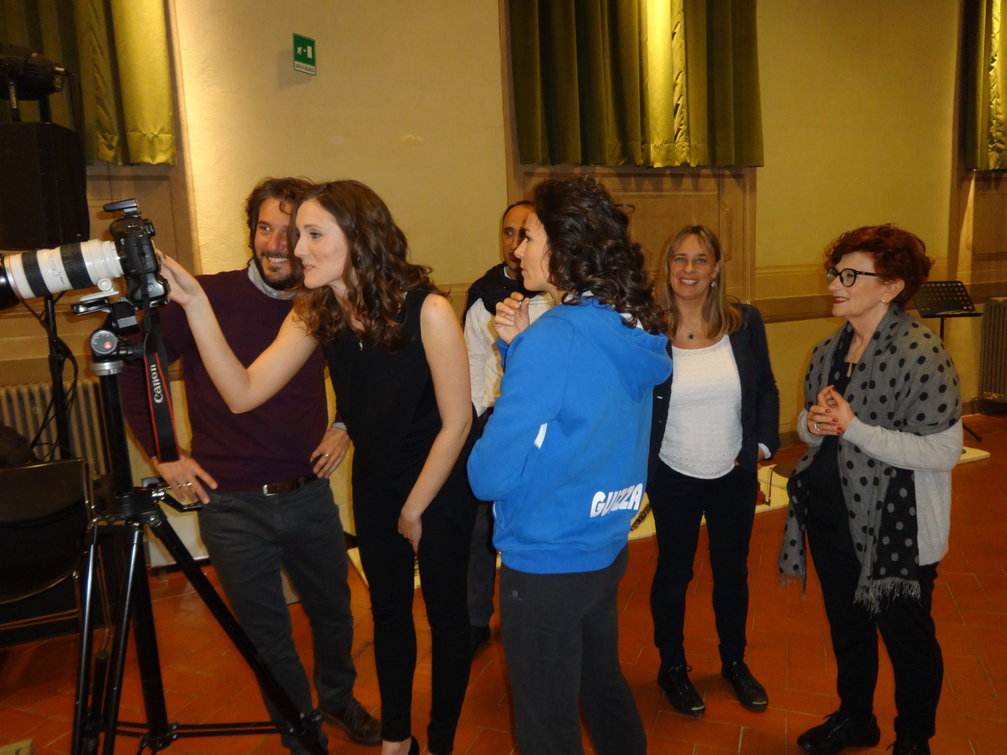 Un'immagine che ritrae fotocamere e ottiche, jeans, pantaloni, telecamera e gioventù.