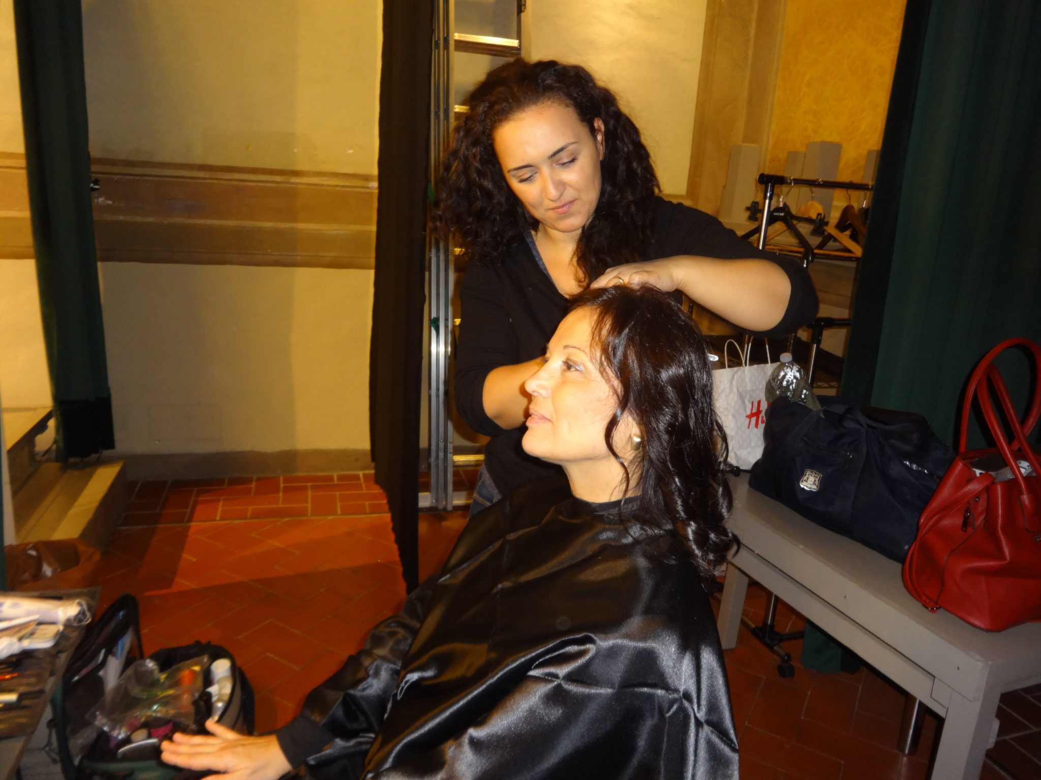 Un'immagine che ritrae capelli, acconciatura, capelli neri, rifacimento e salone di bellezza.