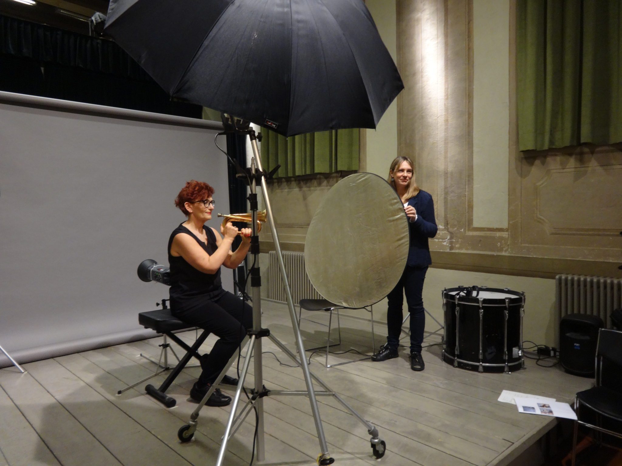 Un'immagine che ritrae studio, treppiedi, flash, studio cinematografico e produzione cinematografica.