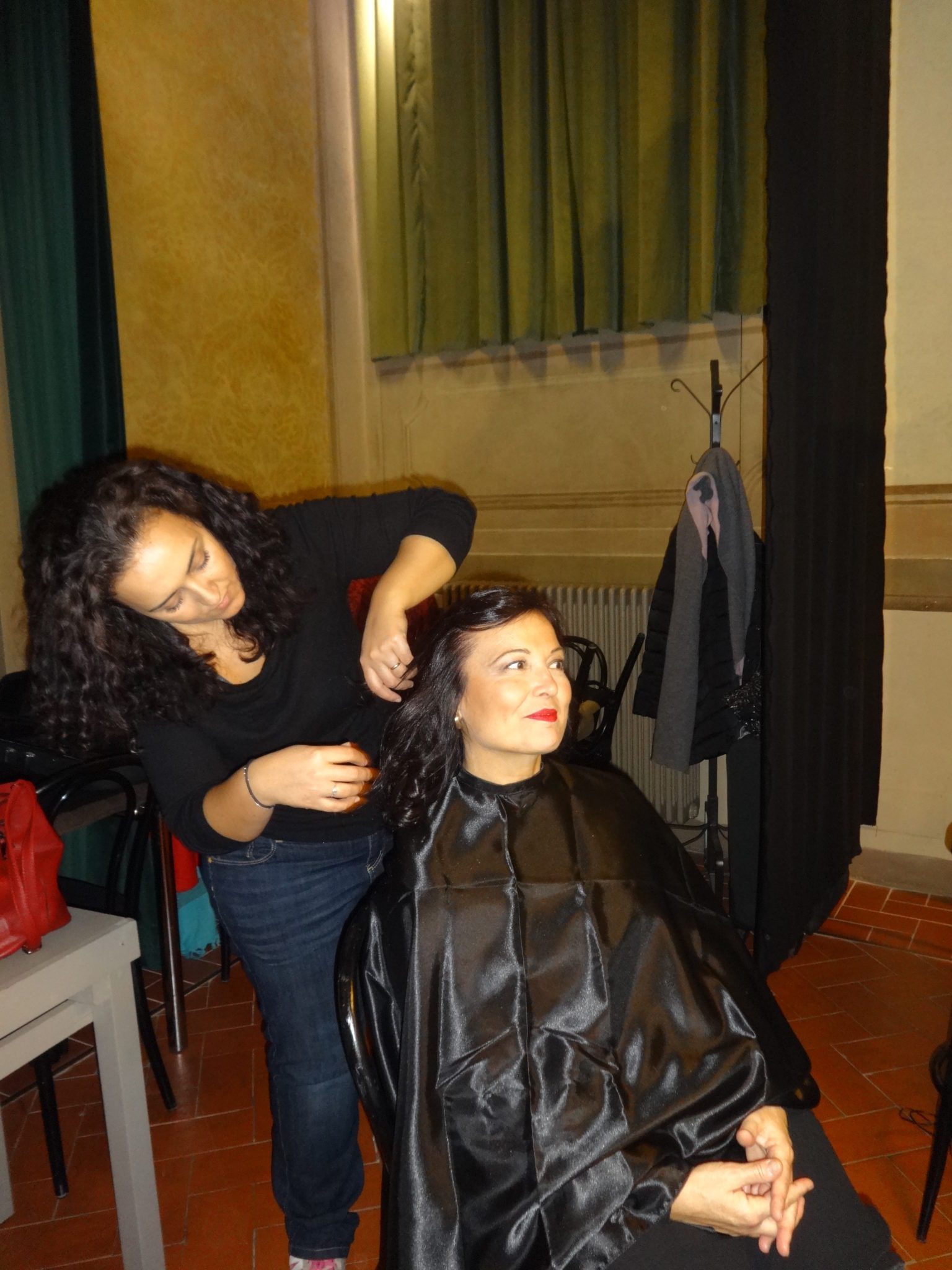 Un'immagine che ritrae capelli, acconciatura, capelli neri, moda e rifacimento.
