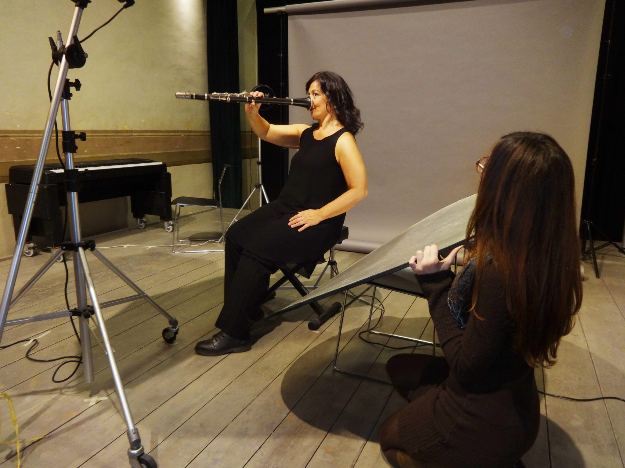 Un'immagine che ritrae musicista, musica, strumento musicale, supporto per microfono e arti performative.