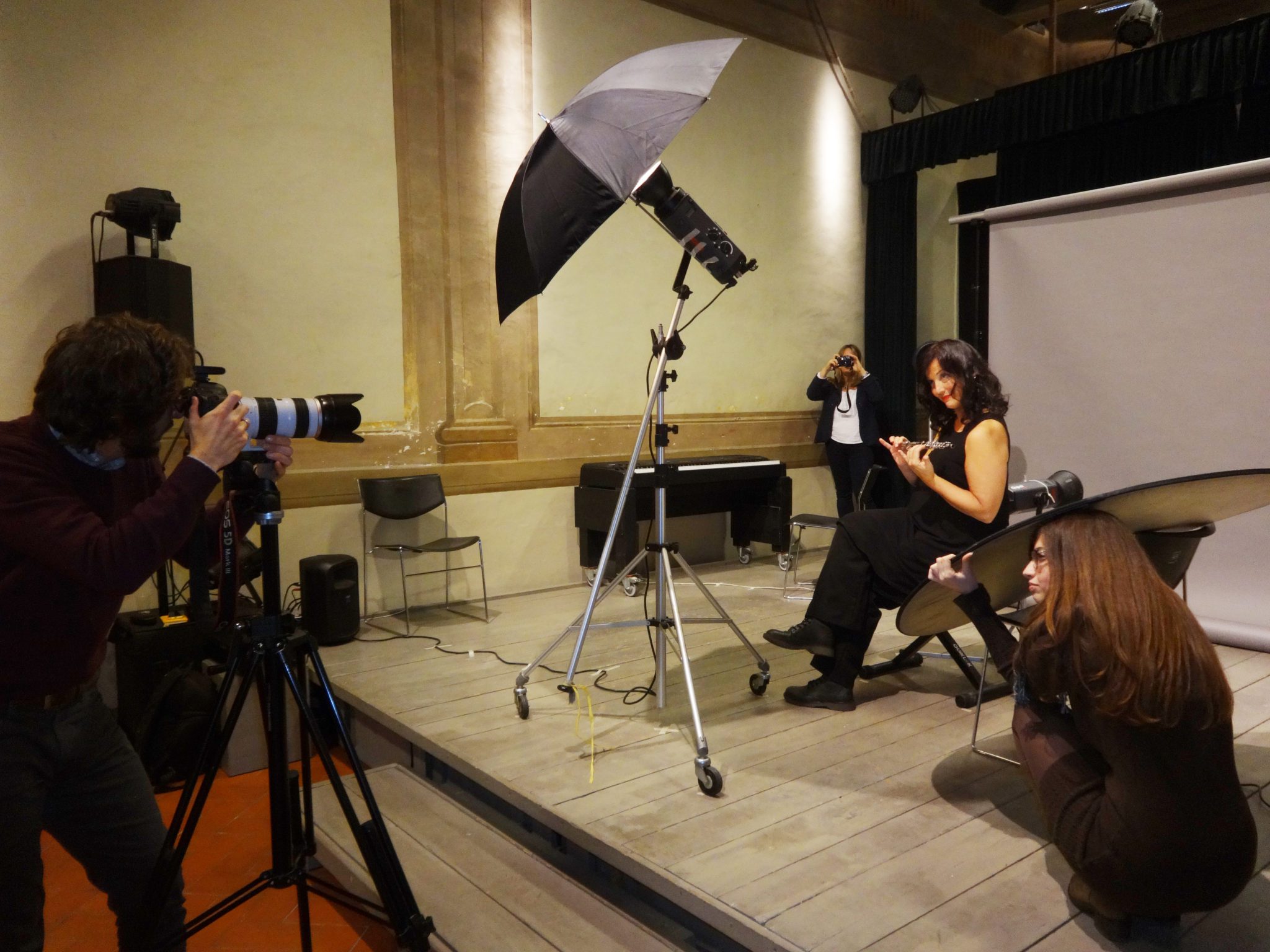 Un'immagine che ritrae fotocamere e ottiche, treppiedi, studio, illuminazione e pavimentazione.
