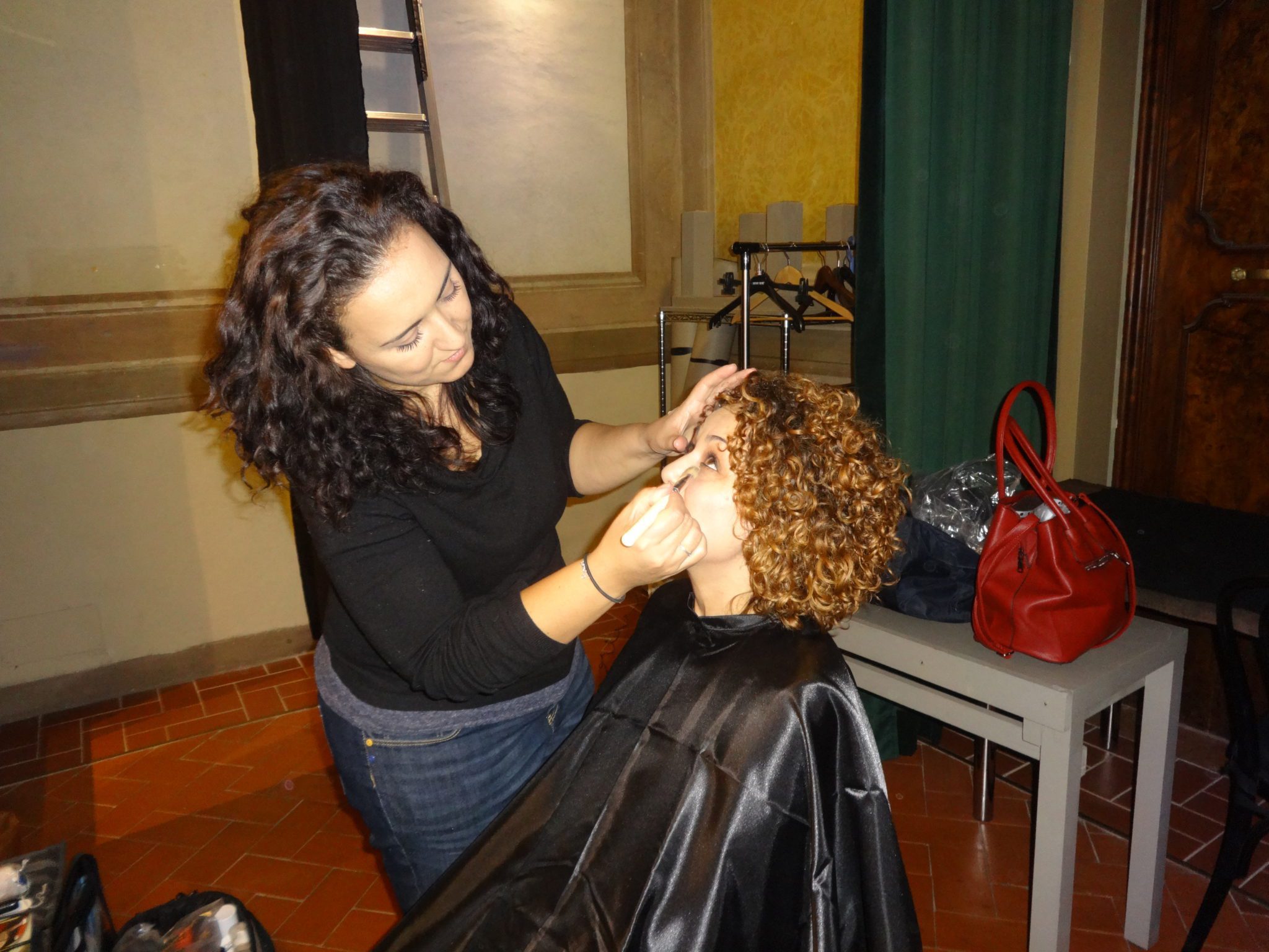 Un'immagine che ritrae acconciatura, salone di bellezza, rifacimento, ricciolo e capelli lunghi.