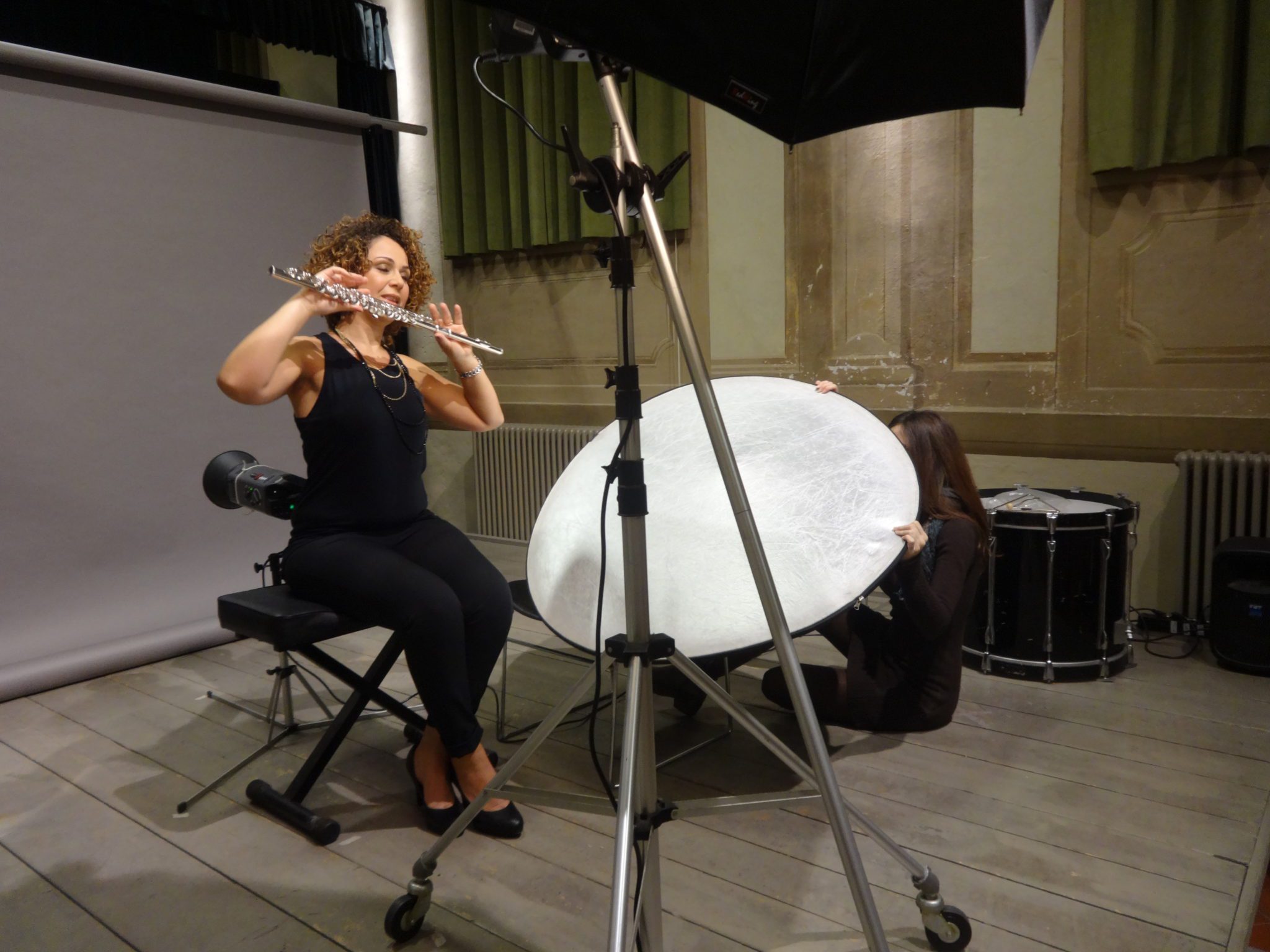 Un'immagine che ritrae strumento musicale, prestazione, flautista, arti performative e flauto da concerto occidentale.