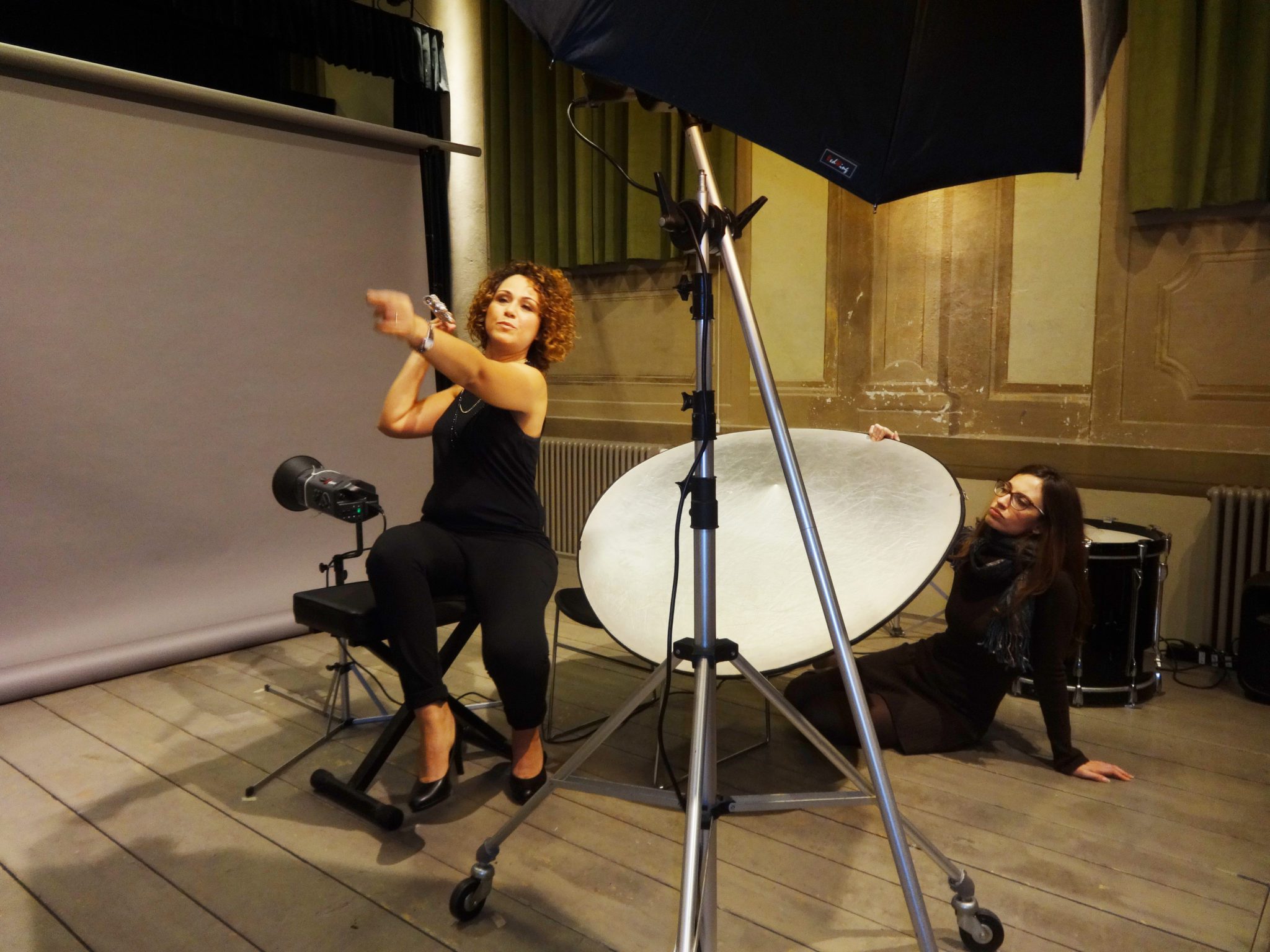 Un'immagine che ritrae studio, treppiedi, flash, ombrello e studio cinematografico.