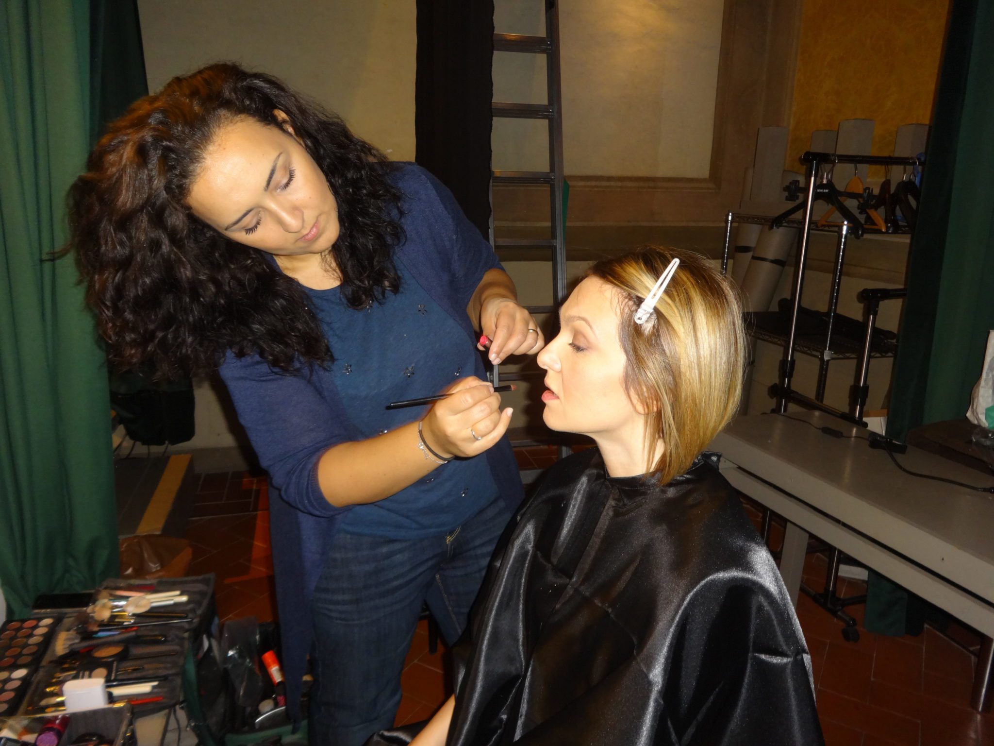 Un'immagine che ritrae capelli, acconciatura, moda, rifacimento e salone di bellezza.