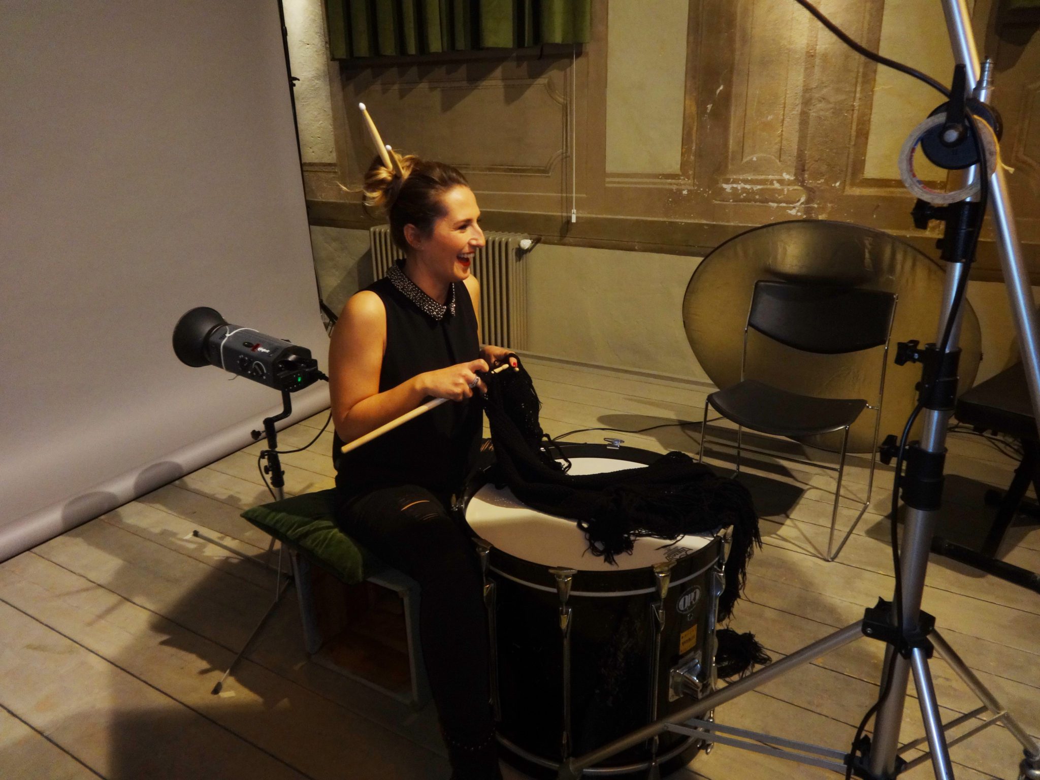 Un'immagine che ritrae percussione, tamburo, membranofono, musicista e strumento musicale.