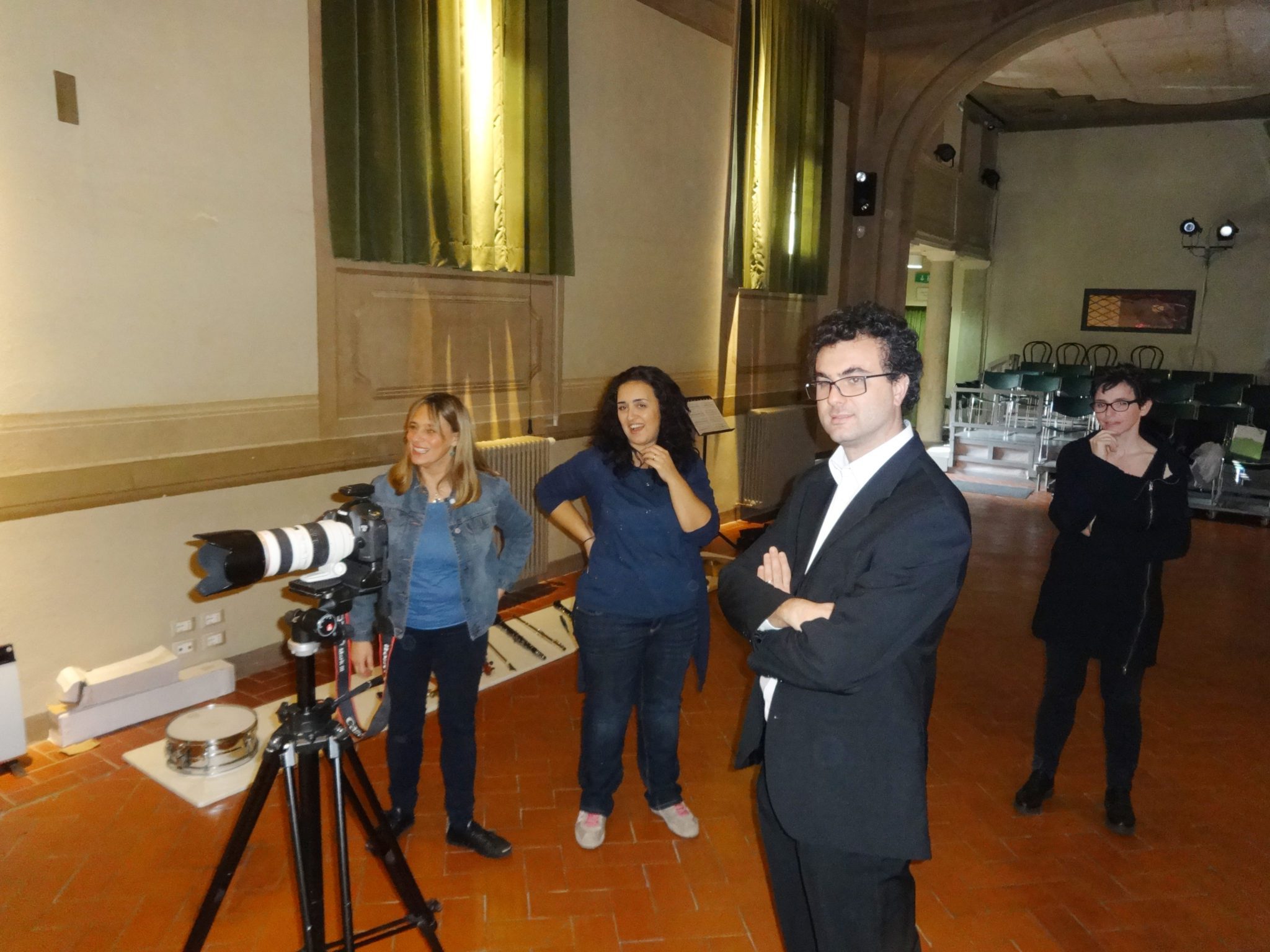 Un'immagine che ritrae fotocamere e ottiche, pantaloni, capispalla, telecamera e videocamera.