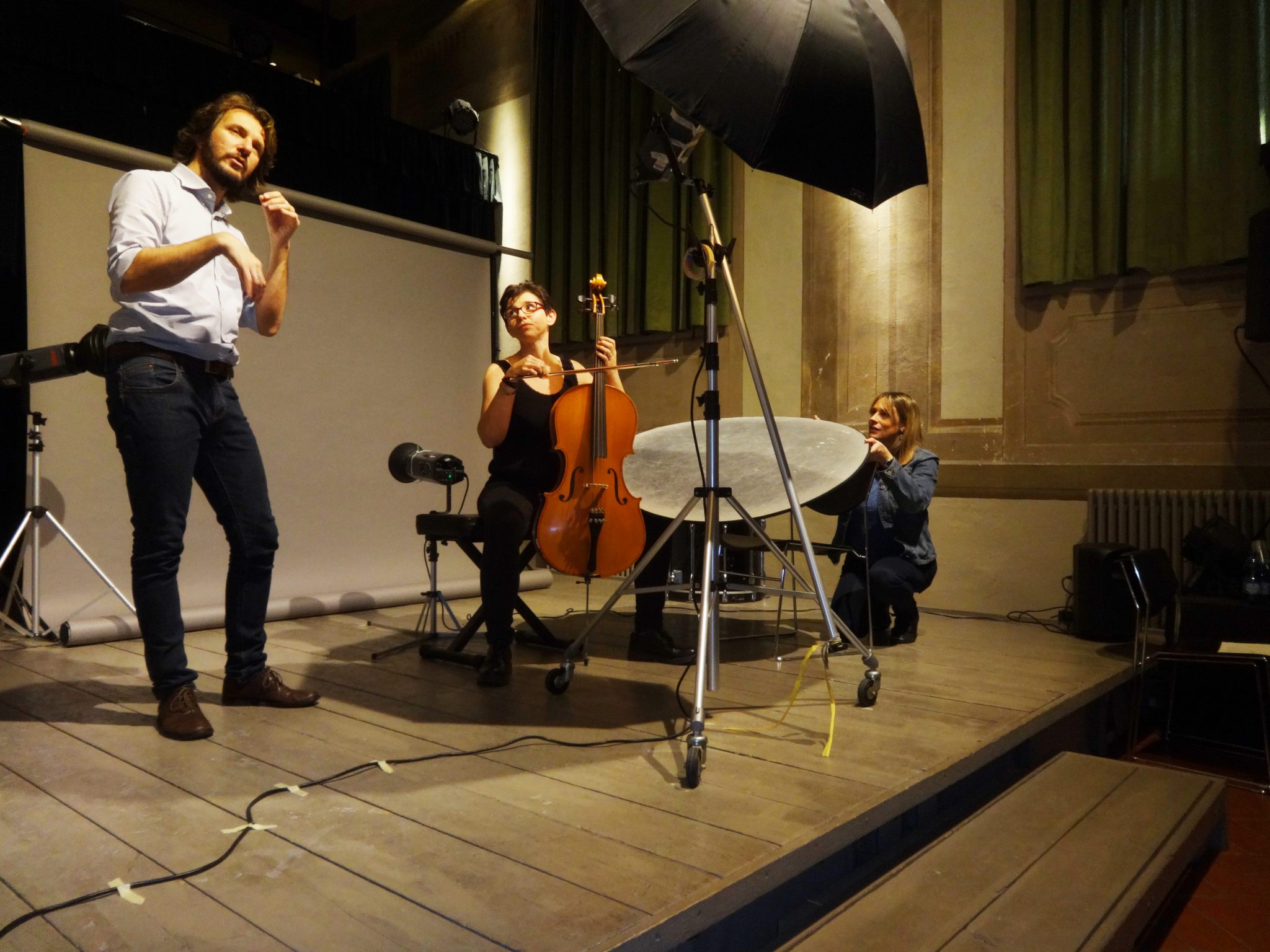 Un'immagine che ritrae strumento musicale, pantaloni, musicista, mobilia e divertimento.