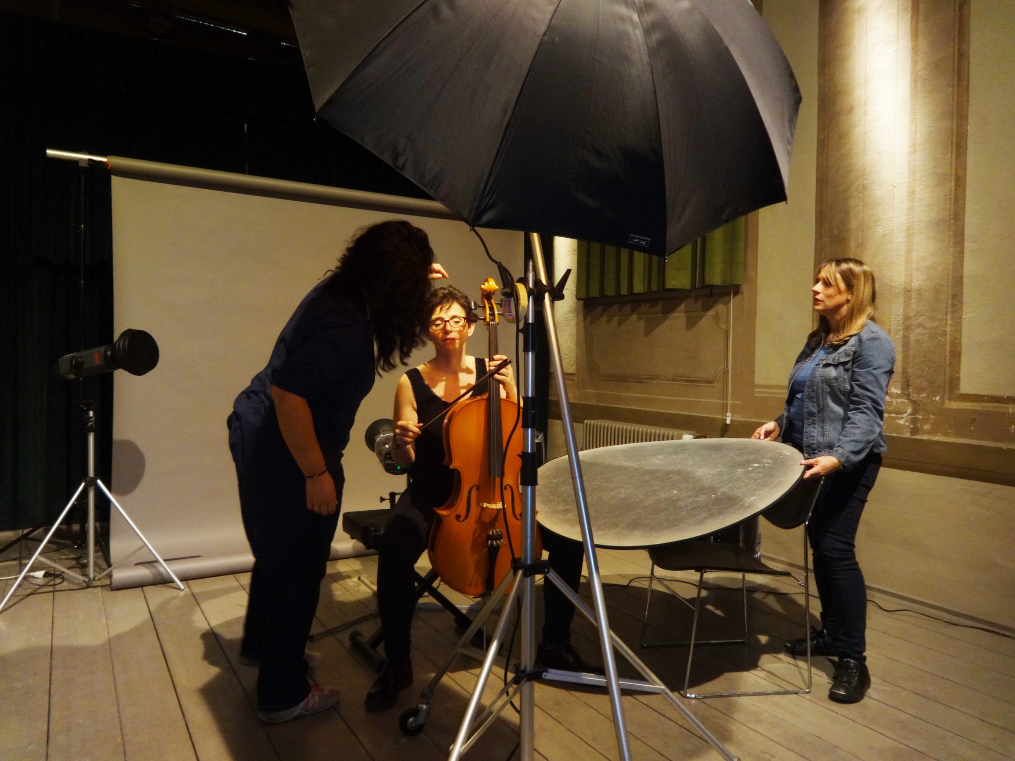 Un'immagine che ritrae strumento musicale, musicista, famiglia di violini, cordofono e strumento ad arco.
