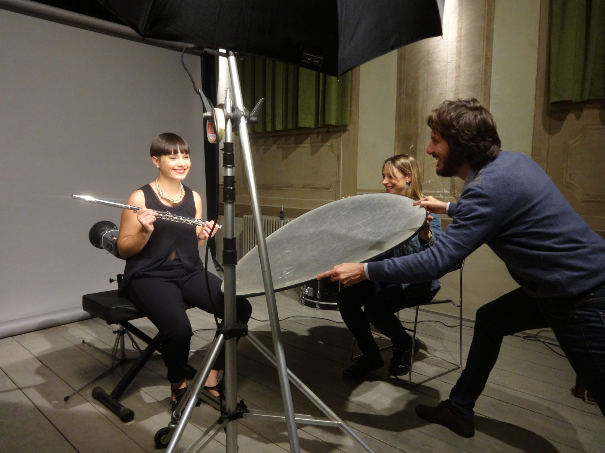 Un'immagine che ritrae studio, sedia, strumento musicale, pulizia e treppiedi.