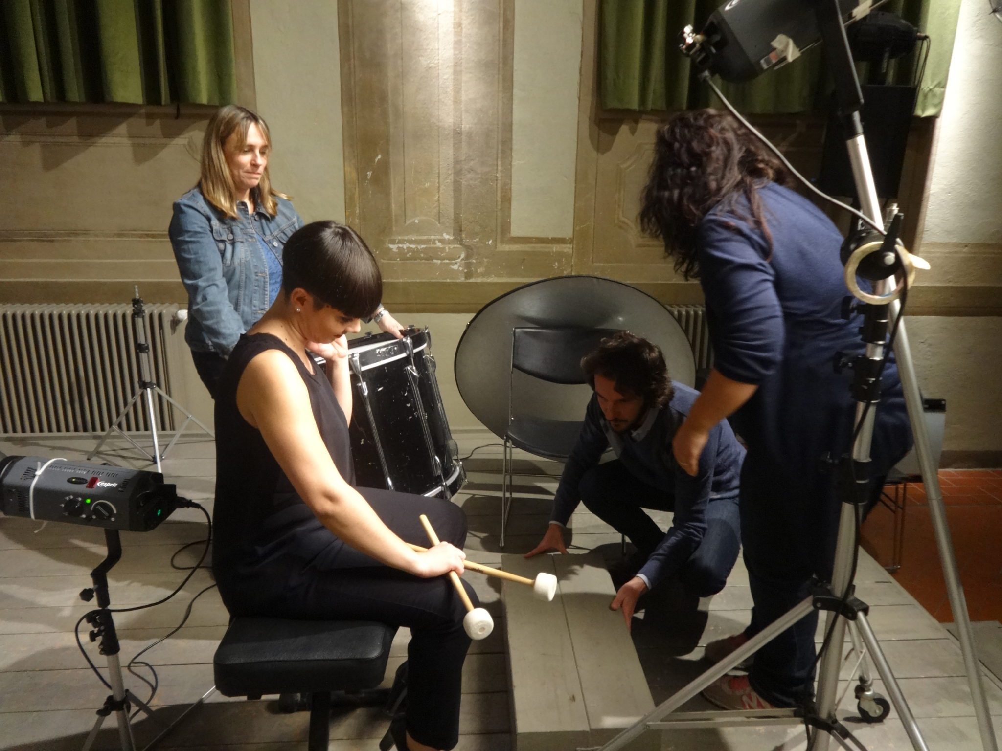 Un'immagine che ritrae pantaloni, studio, strumento musicale, tamburo e membranofono.