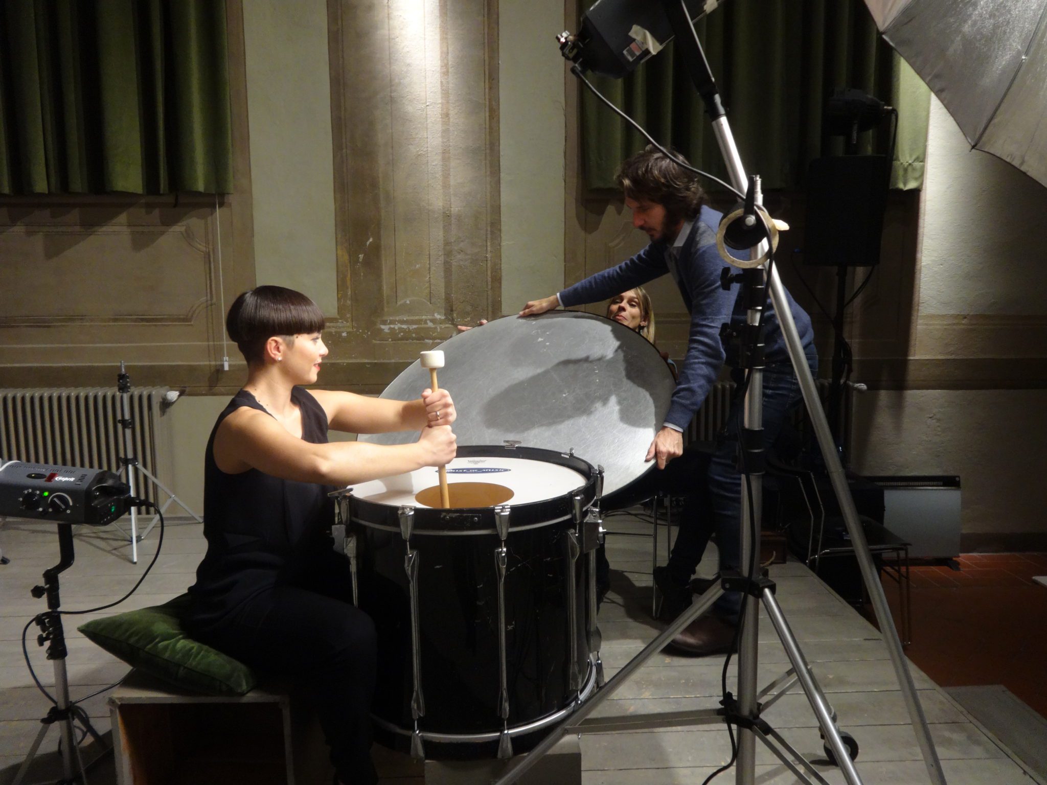 Un'immagine che ritrae percussione, strumento musicale, tamburo, membranofono e percussionista.