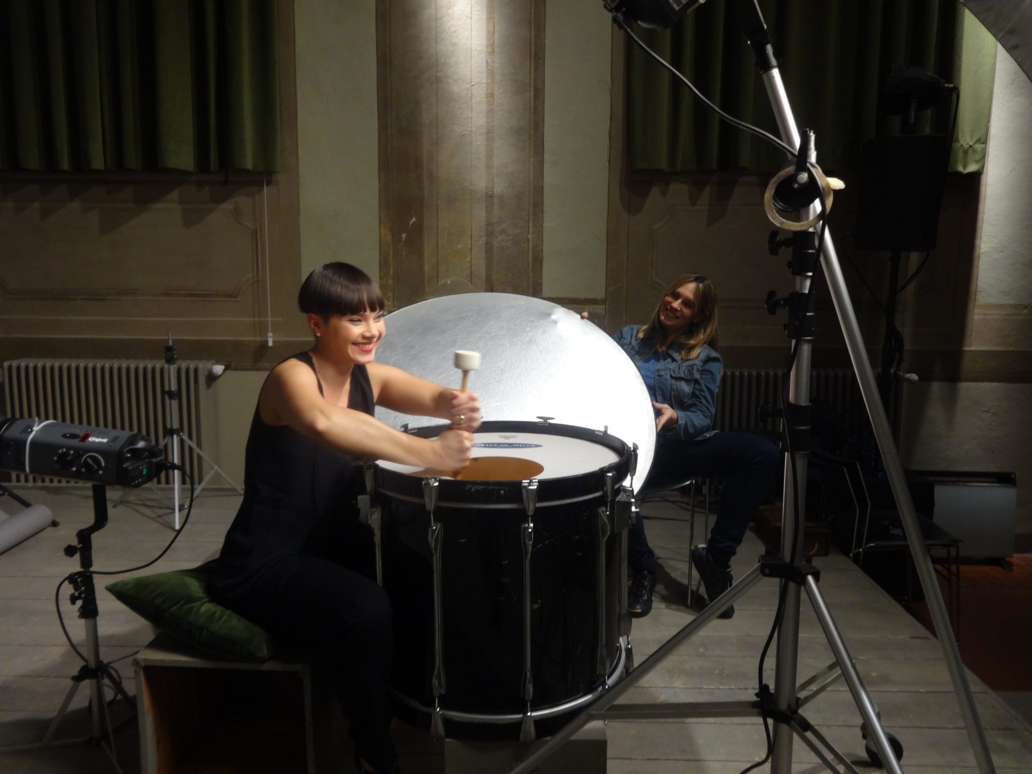Un'immagine che ritrae percussione, tamburo, strumento musicale, membranofono e musicista.