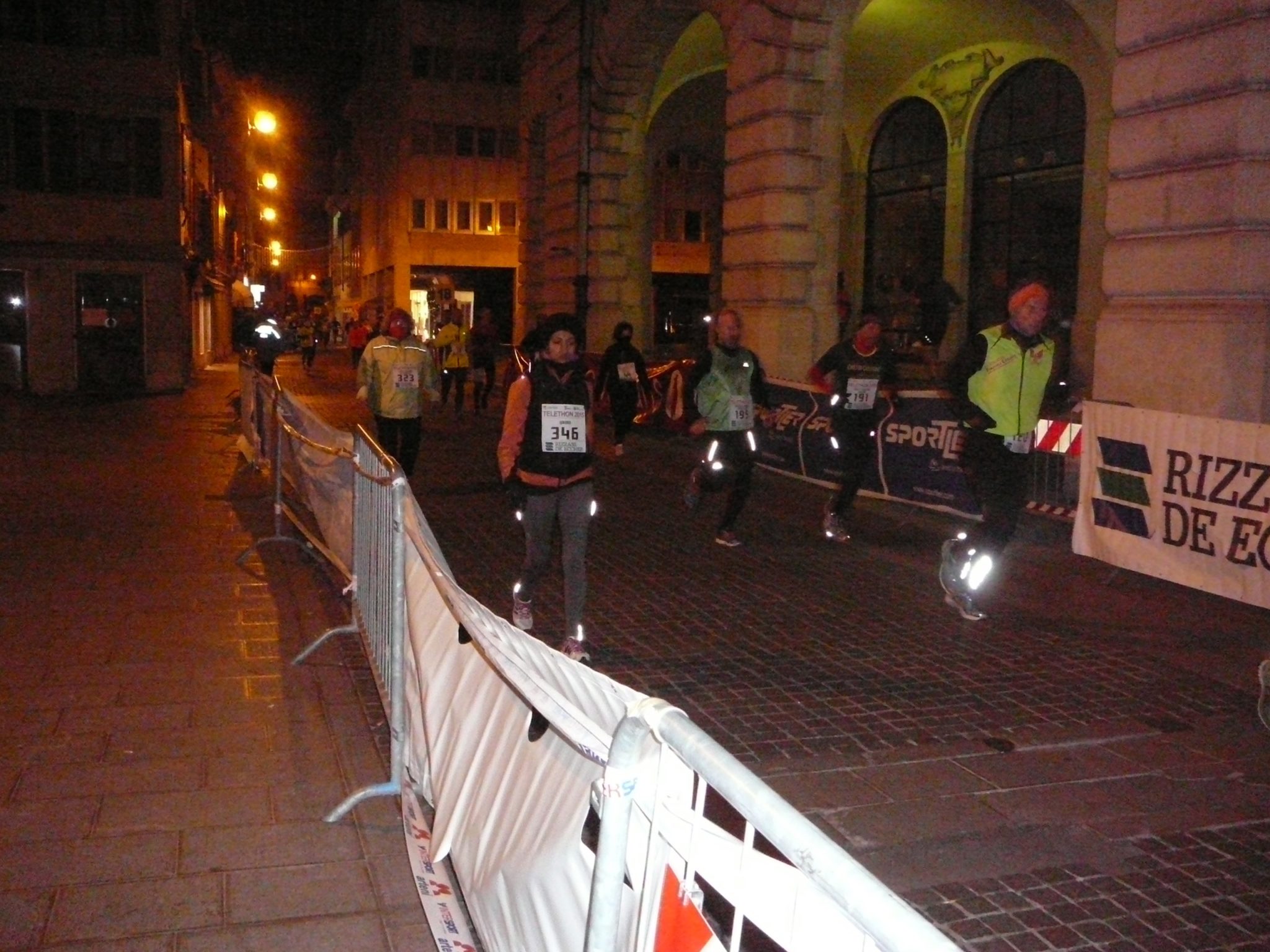 Un'immagine che ritrae calzature, gamba, notte, pedonale e spazio pubblico.