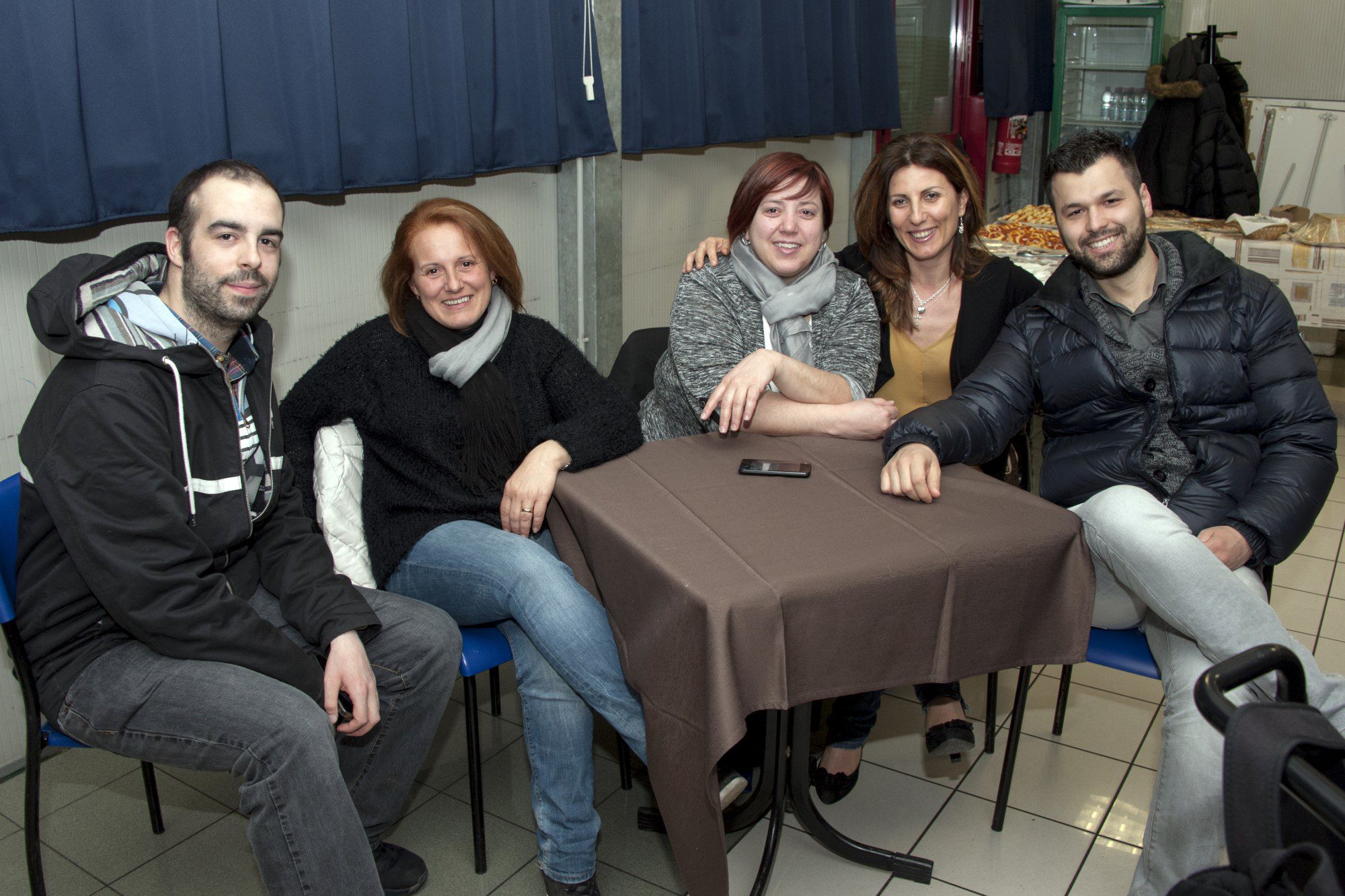 Un'immagine che ritrae capelli, sorriso, viso, jeans e capispalla.