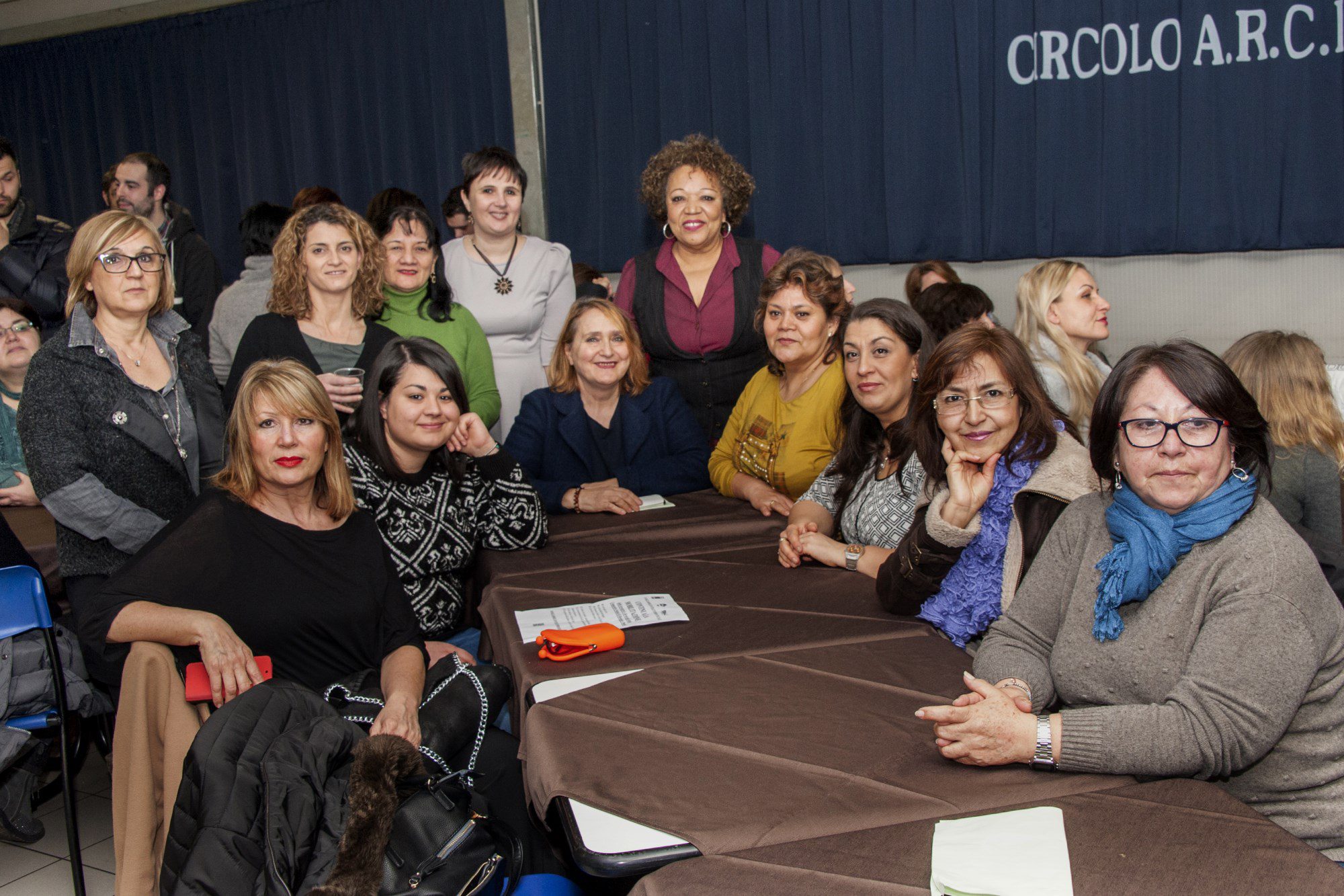 Un'immagine che ritrae sorriso, gruppo sociale, comunità, capelli scalati e divertimento.