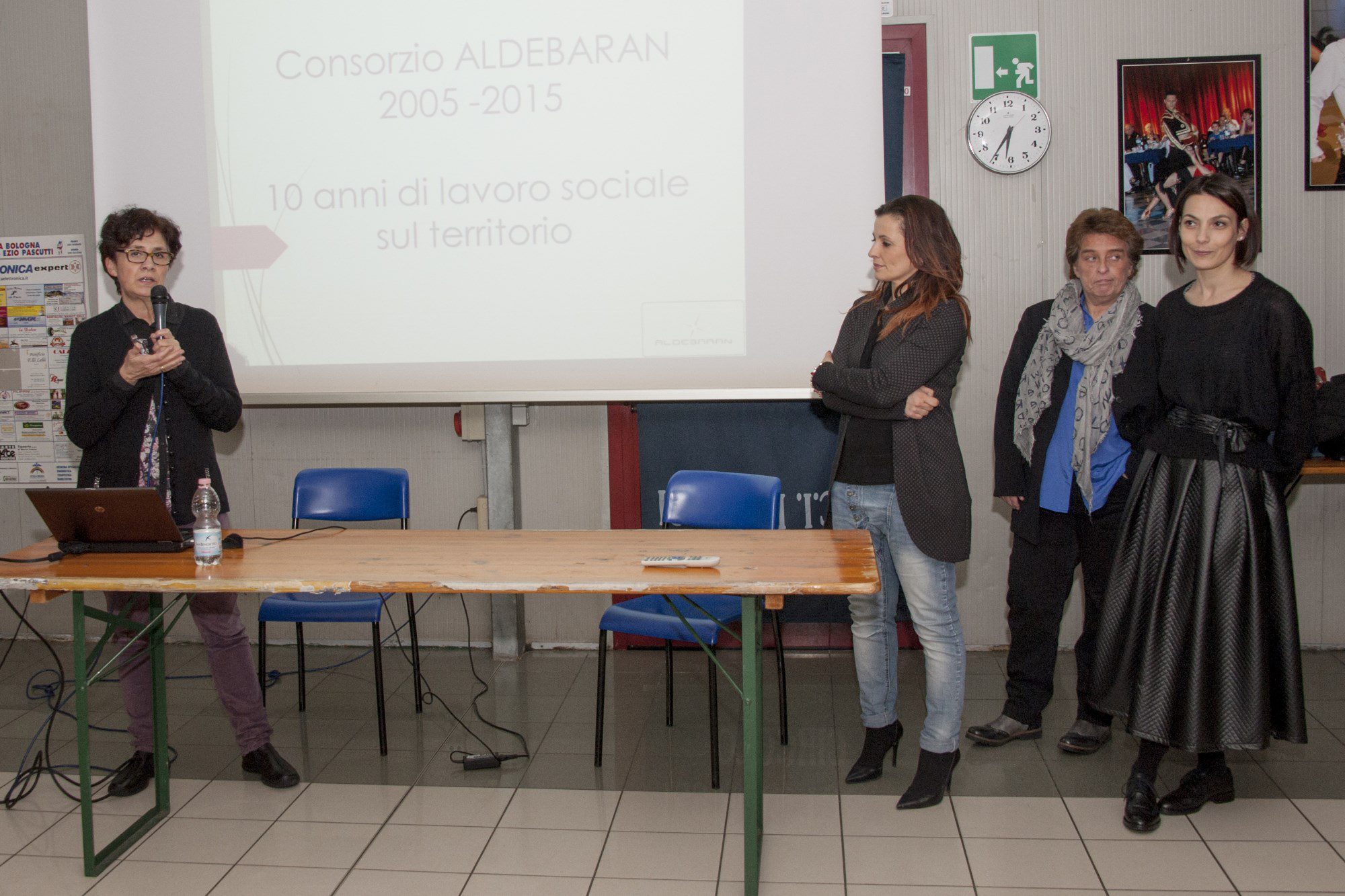 Un'immagine che ritrae mobilia, tavolo, pantaloni, capispalla e jeans.