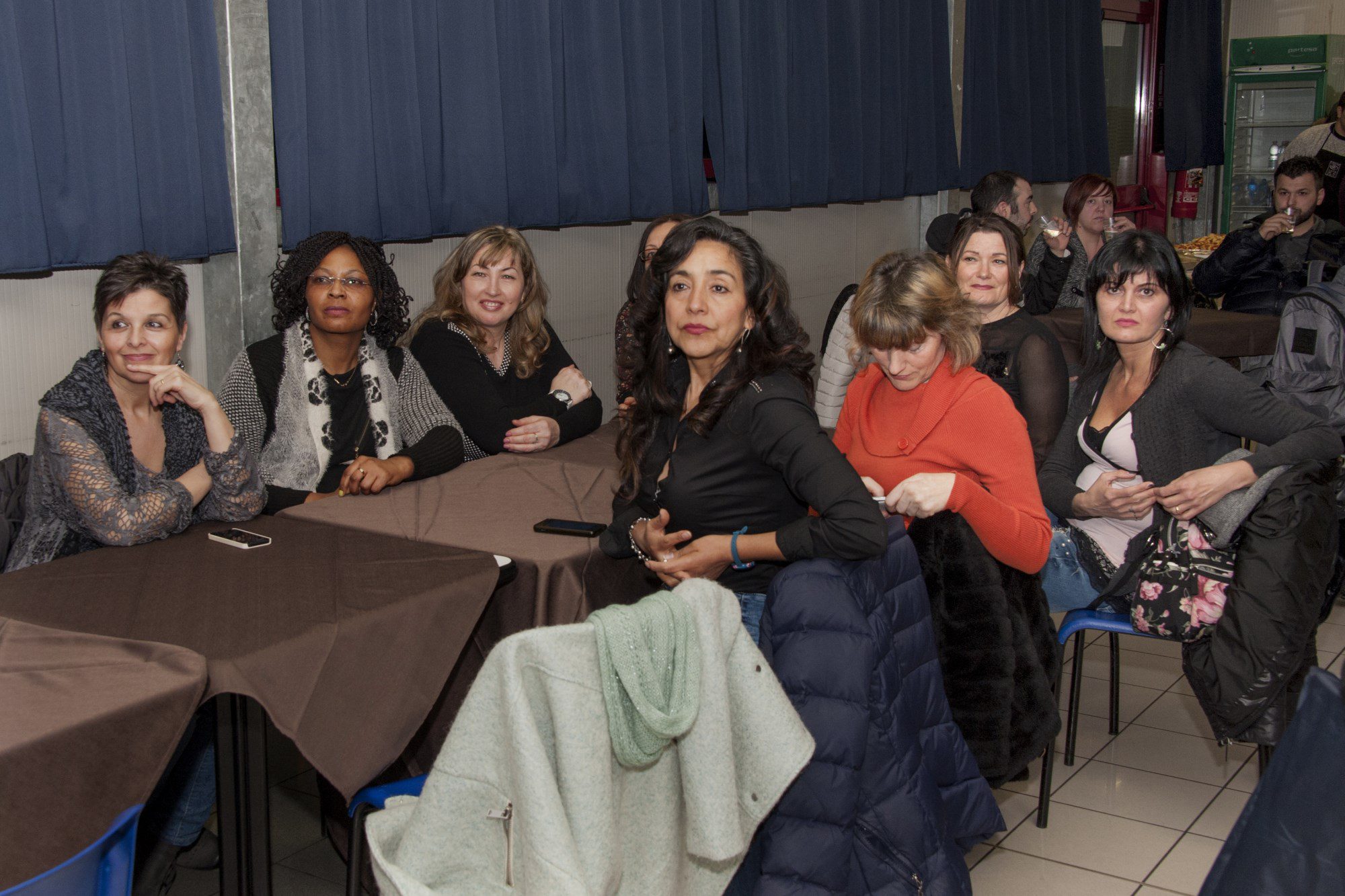 Un'immagine che ritrae capispalla, mobilia, tessile, gruppo sociale e evento.