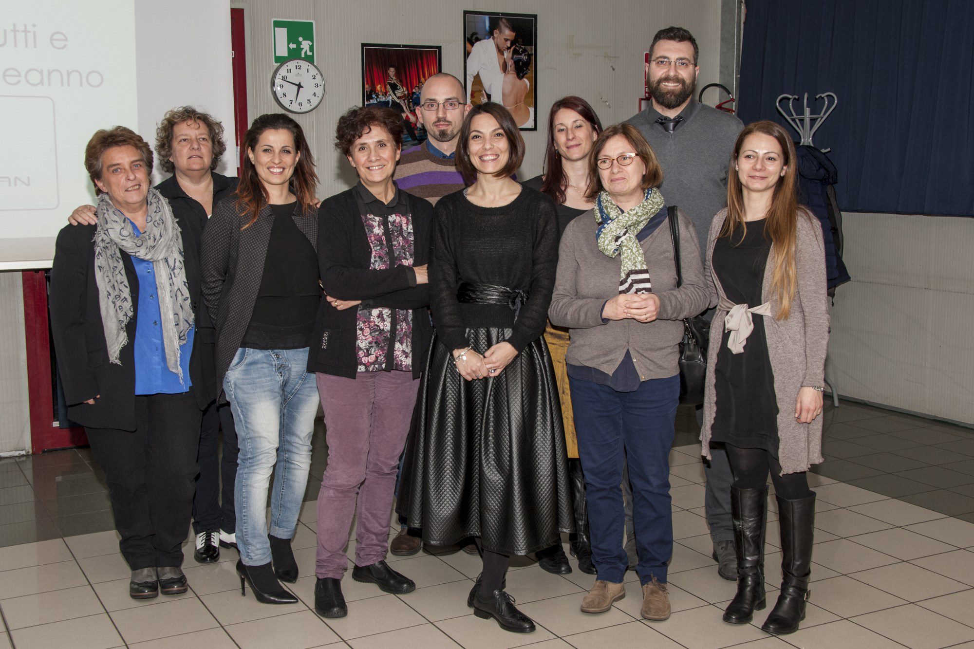 Un'immagine che ritrae sorriso, manica, viso, jeans e scarpa.