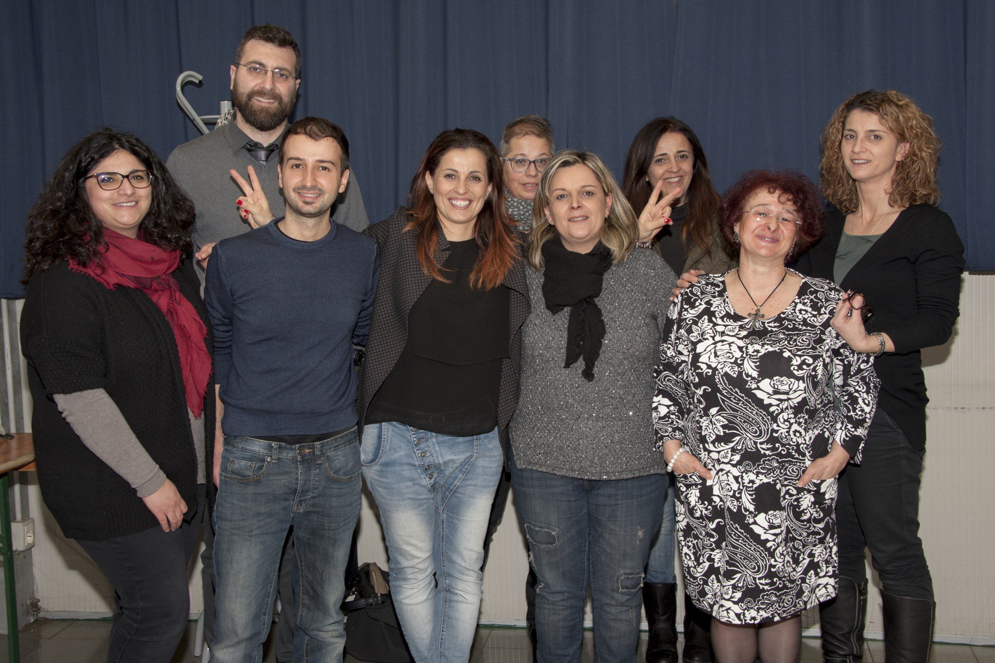 Un'immagine che ritrae persone, sorriso, capelli, manica e viso.