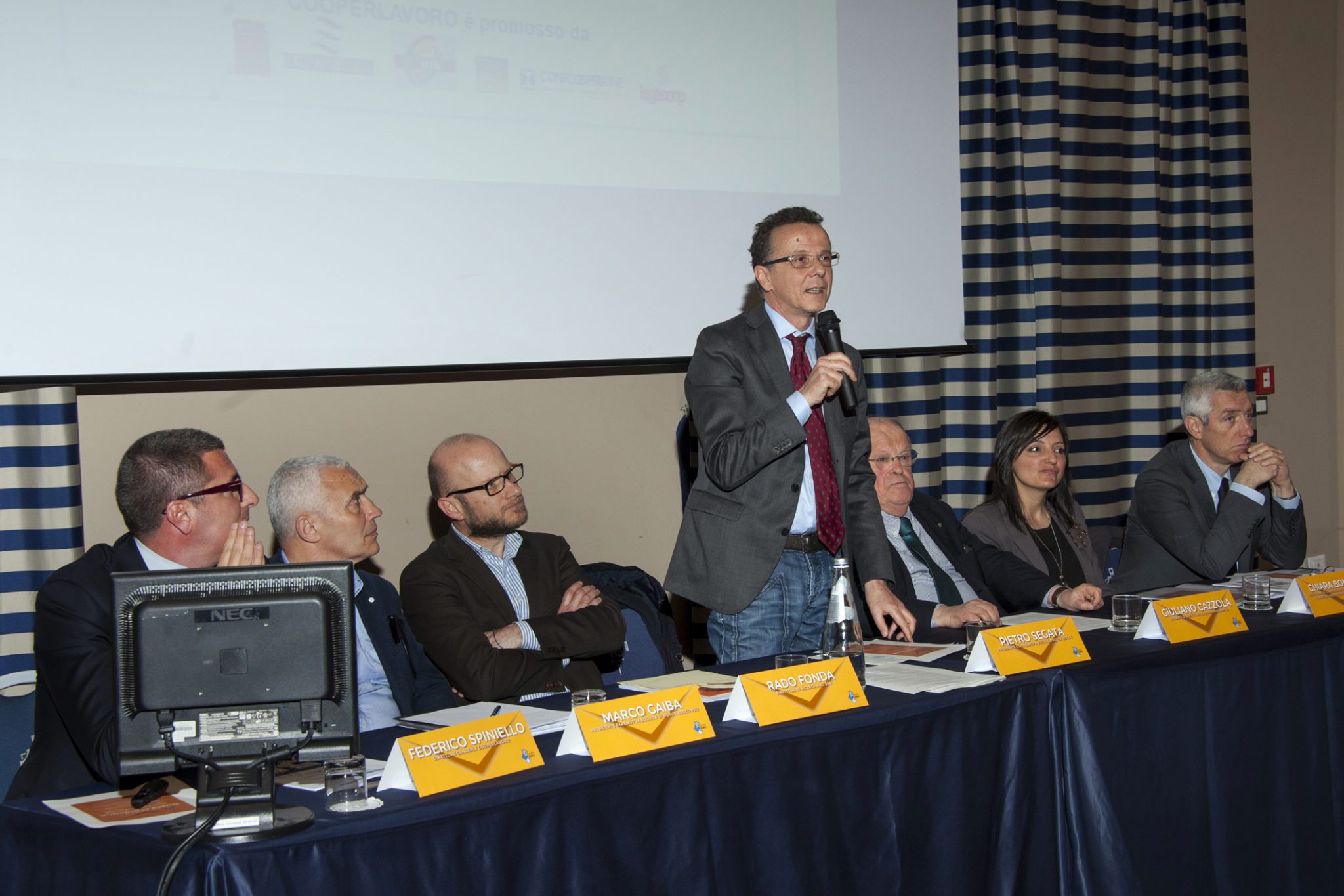Un'immagine che ritrae mobilia, abito, tavolo, evento e cappotto.