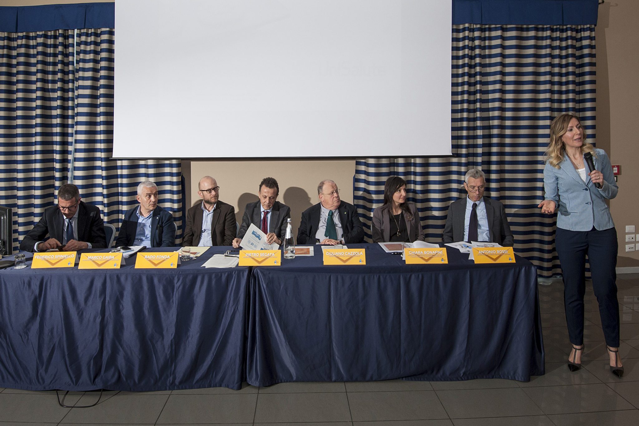 Un'immagine che ritrae mobilia, abito, capispalla, evento e cappotto.
