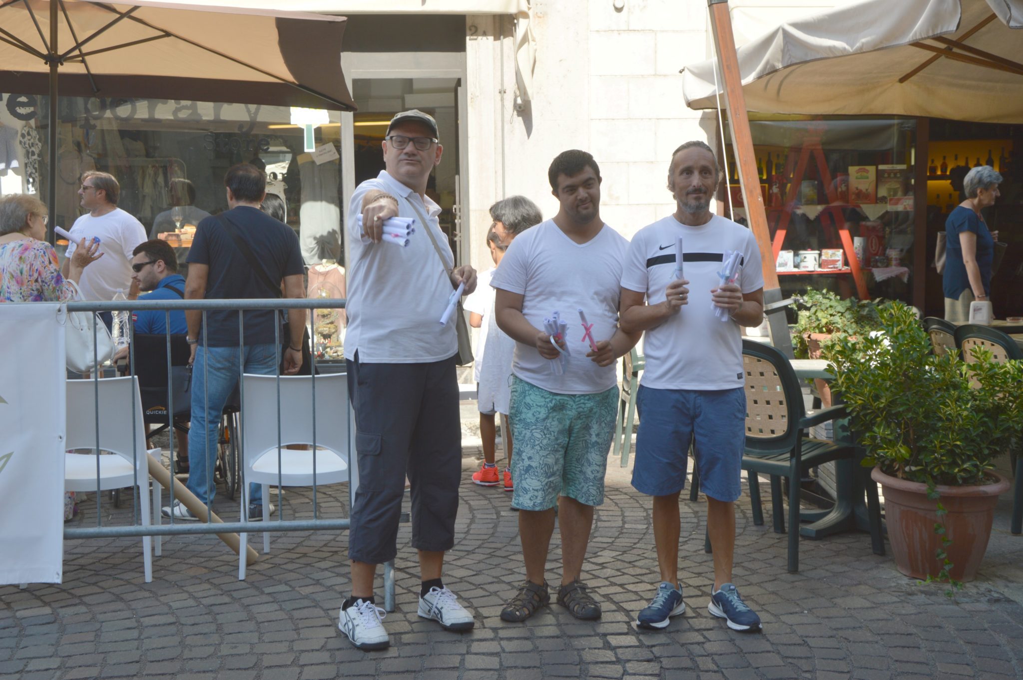 Un'immagine che ritrae maglietta, braccio, corpo umano, jeans e condivisione.