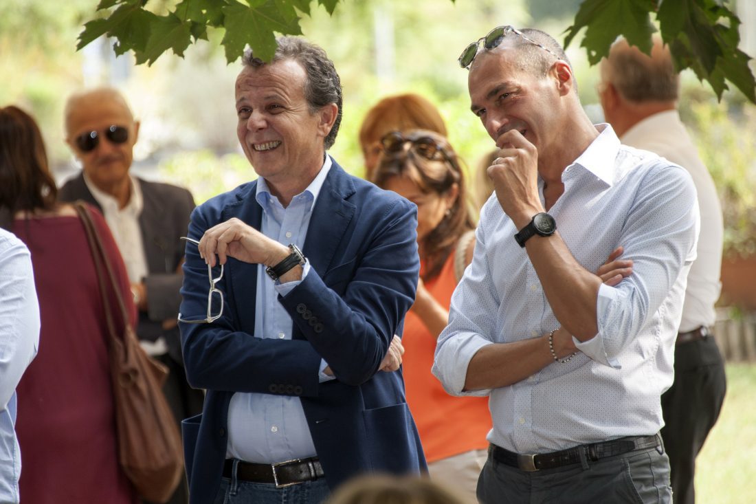 Un'immagine che ritrae persone, sorriso, mano, felicità e camicia.