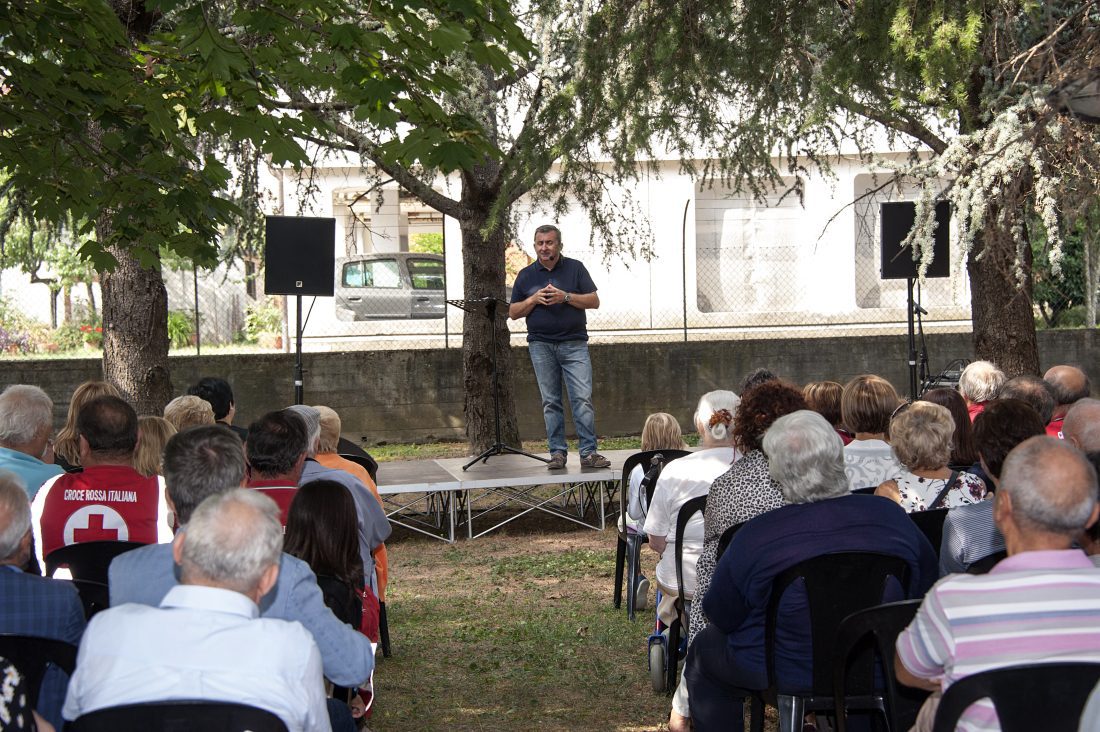 Un'immagine che ritrae comunità, tempo libero, folla e ombra.